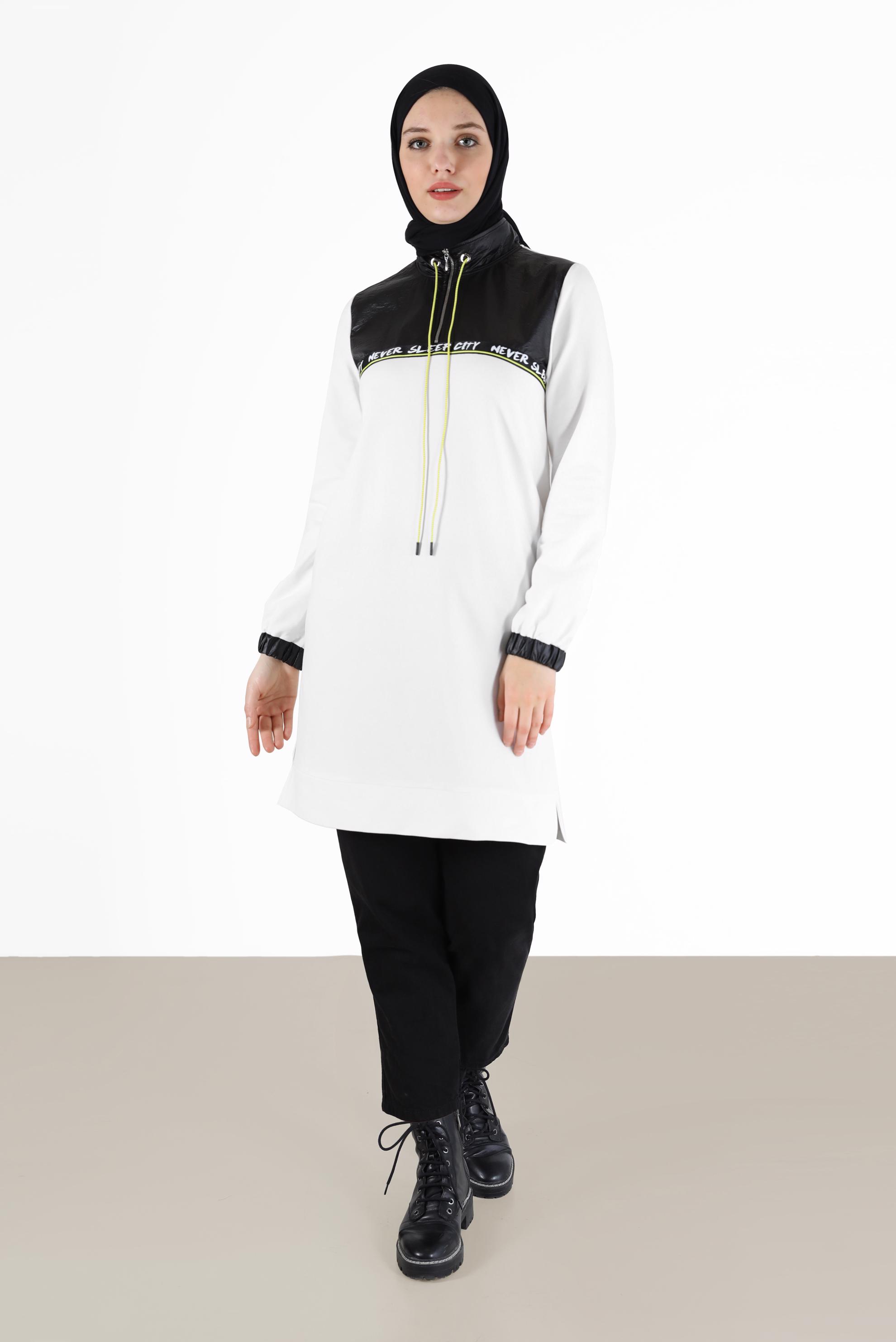 Tesettür giyim BEYAZ YAZI BASKILI DERİ DETAYLI EŞOFMAN TUNİK 42175 