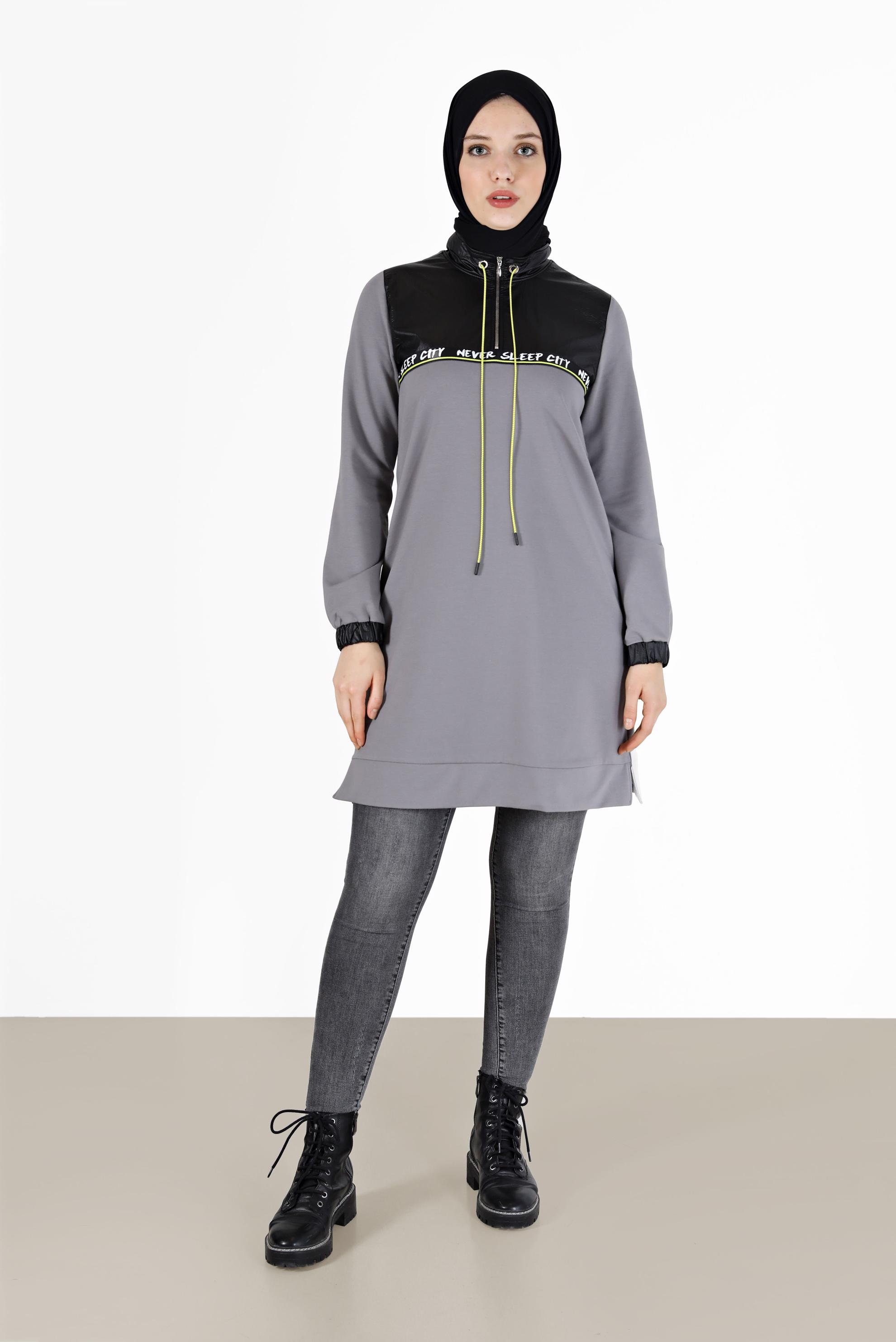 Tesettür giyim GRİ YAZI BASKILI DERİ DETAYLI EŞOFMAN TUNİK 42175 