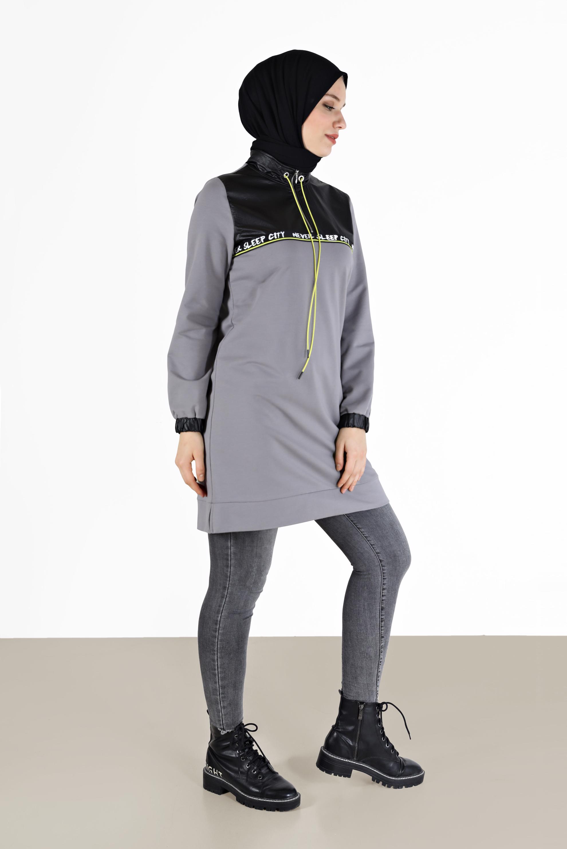 Tesettür giyim GRİ YAZI BASKILI DERİ DETAYLI EŞOFMAN TUNİK 42175 