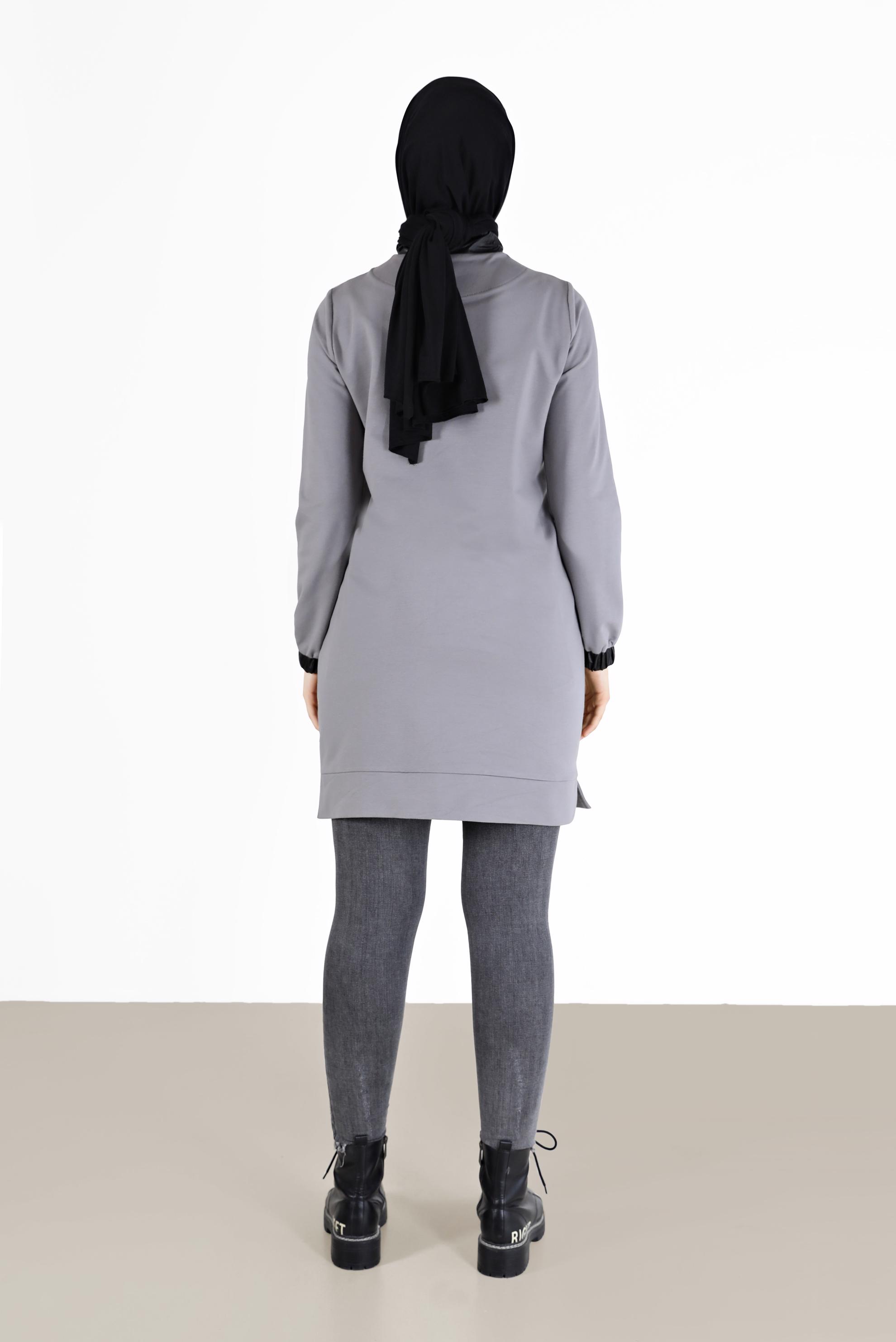 Tesettür giyim GRİ YAZI BASKILI DERİ DETAYLI EŞOFMAN TUNİK 42175 