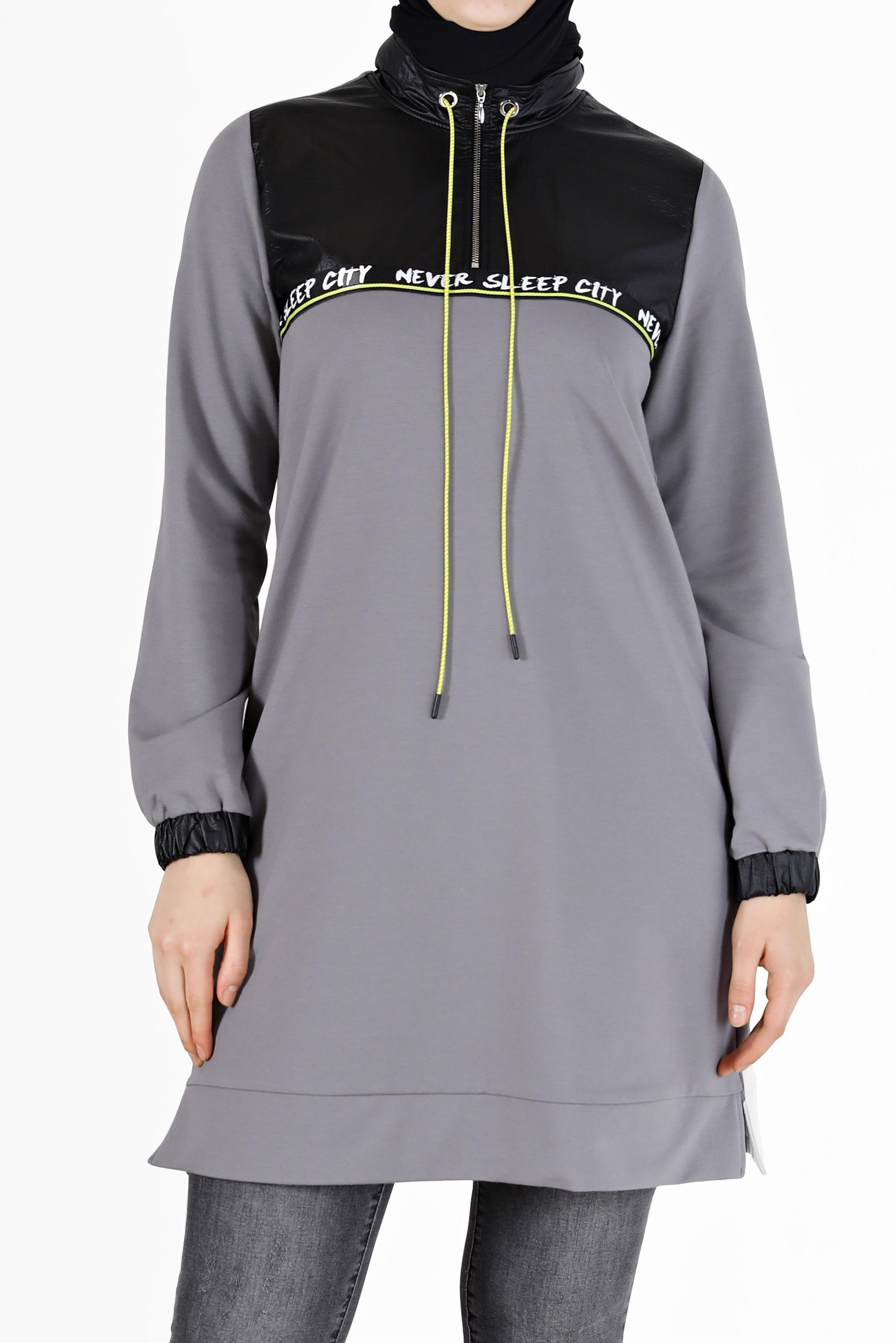 Tesettür giyim GRİ YAZI BASKILI DERİ DETAYLI EŞOFMAN TUNİK 42175 