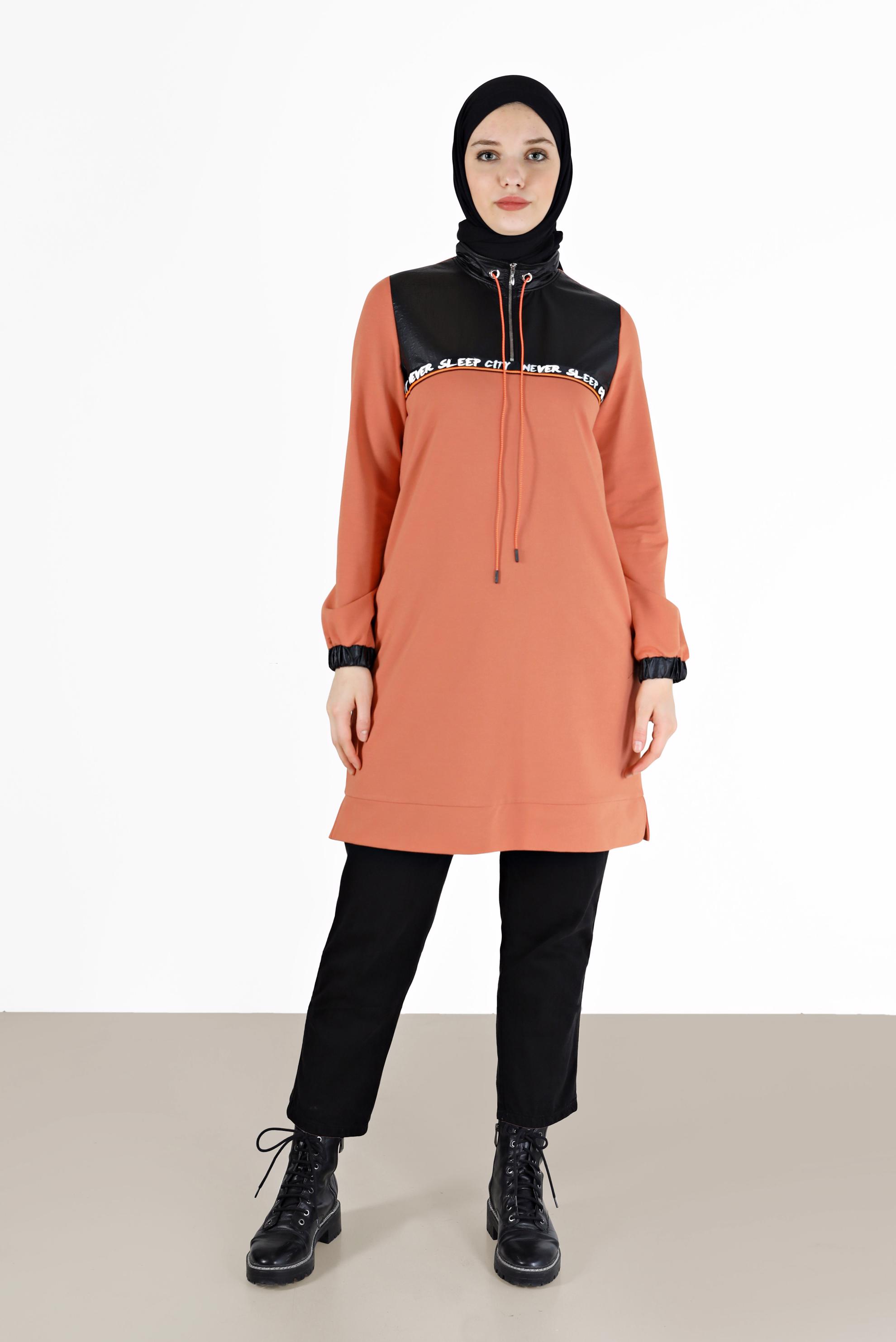 Tesettür giyim TURUNCU YAZI BASKILI DERİ DETAYLI EŞOFMAN TUNİK 42175 