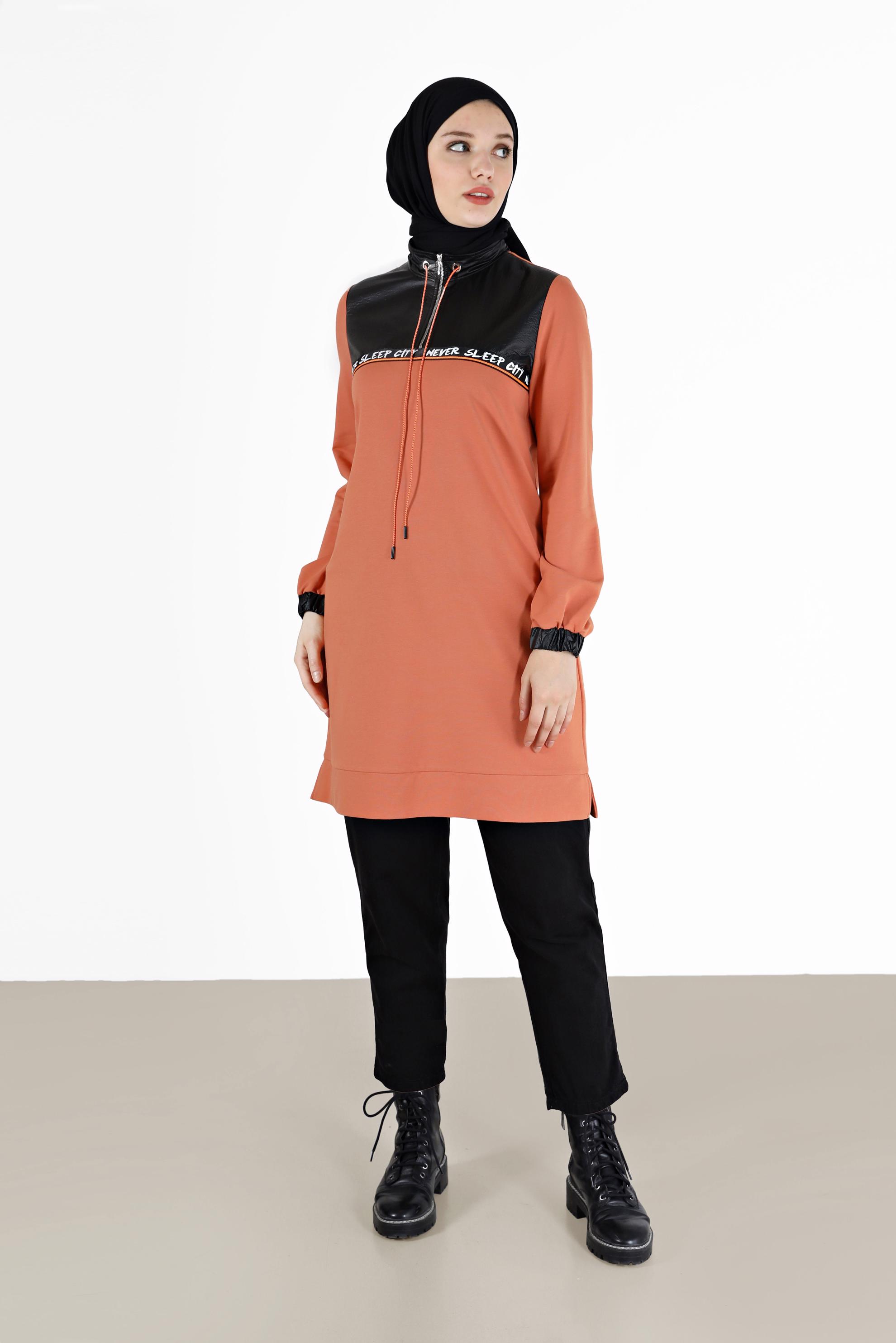 Tesettür giyim TURUNCU YAZI BASKILI DERİ DETAYLI EŞOFMAN TUNİK 42175 