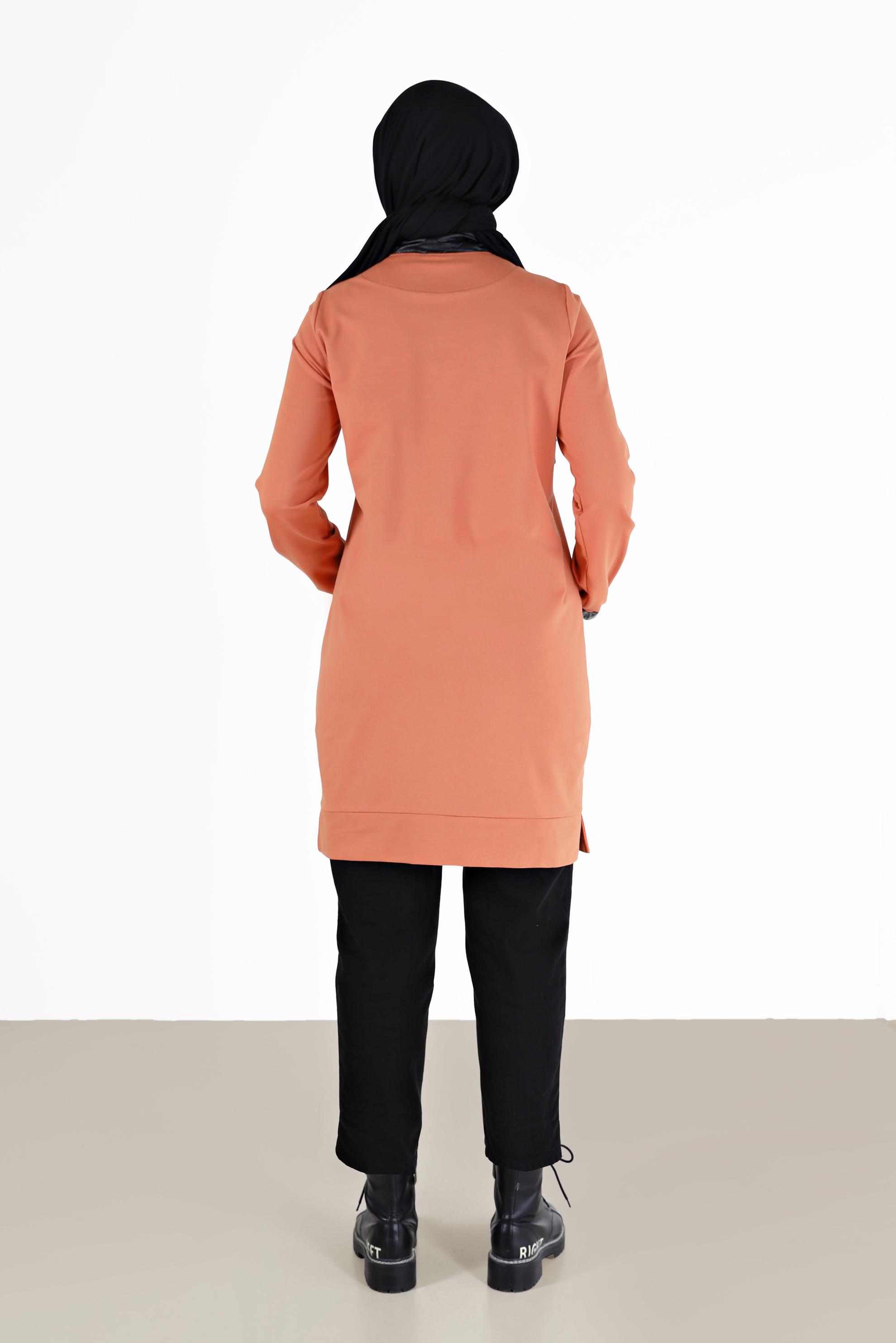 Tesettür giyim TURUNCU YAZI BASKILI DERİ DETAYLI EŞOFMAN TUNİK 42175 