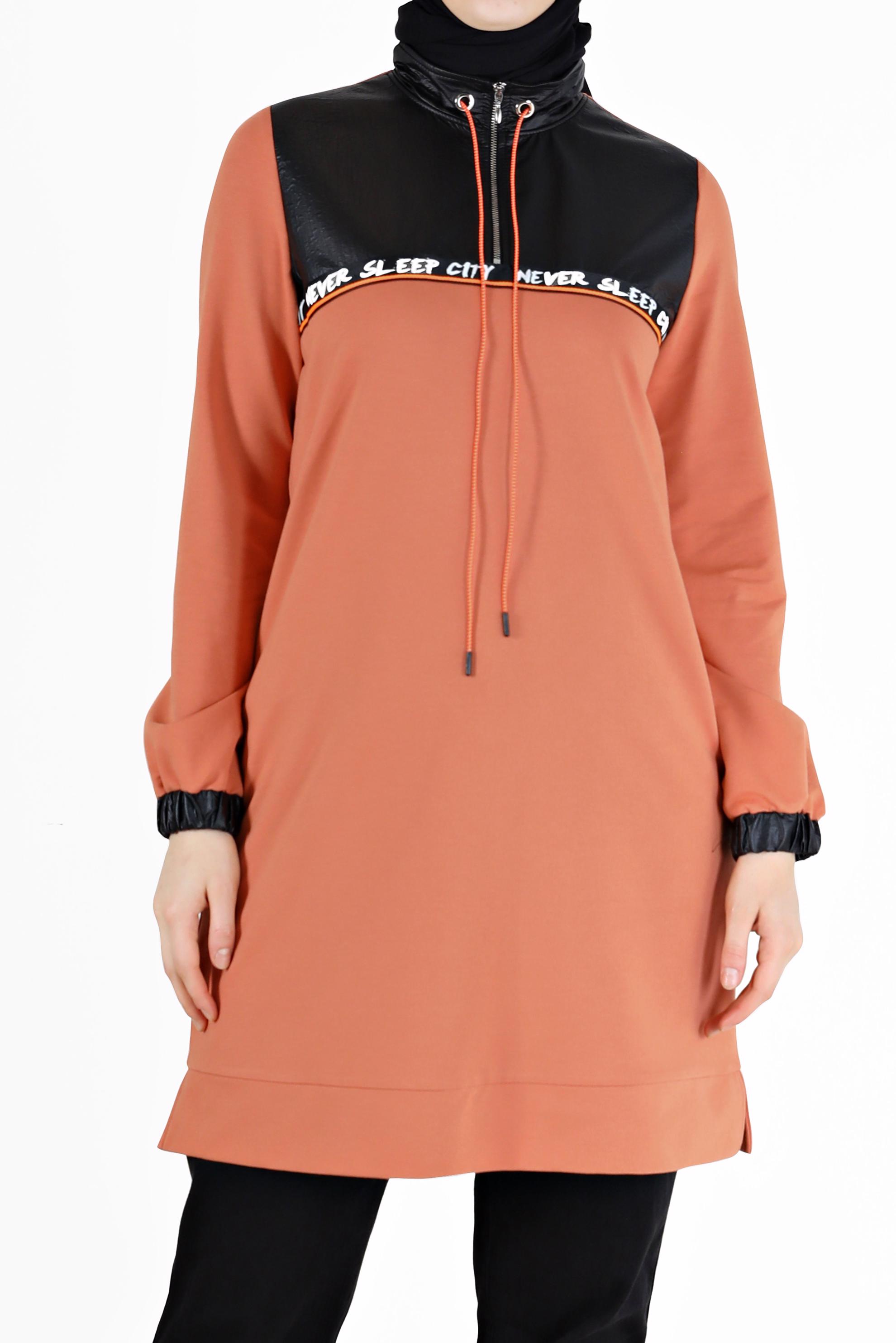 Tesettür giyim TURUNCU YAZI BASKILI DERİ DETAYLI EŞOFMAN TUNİK 42175 