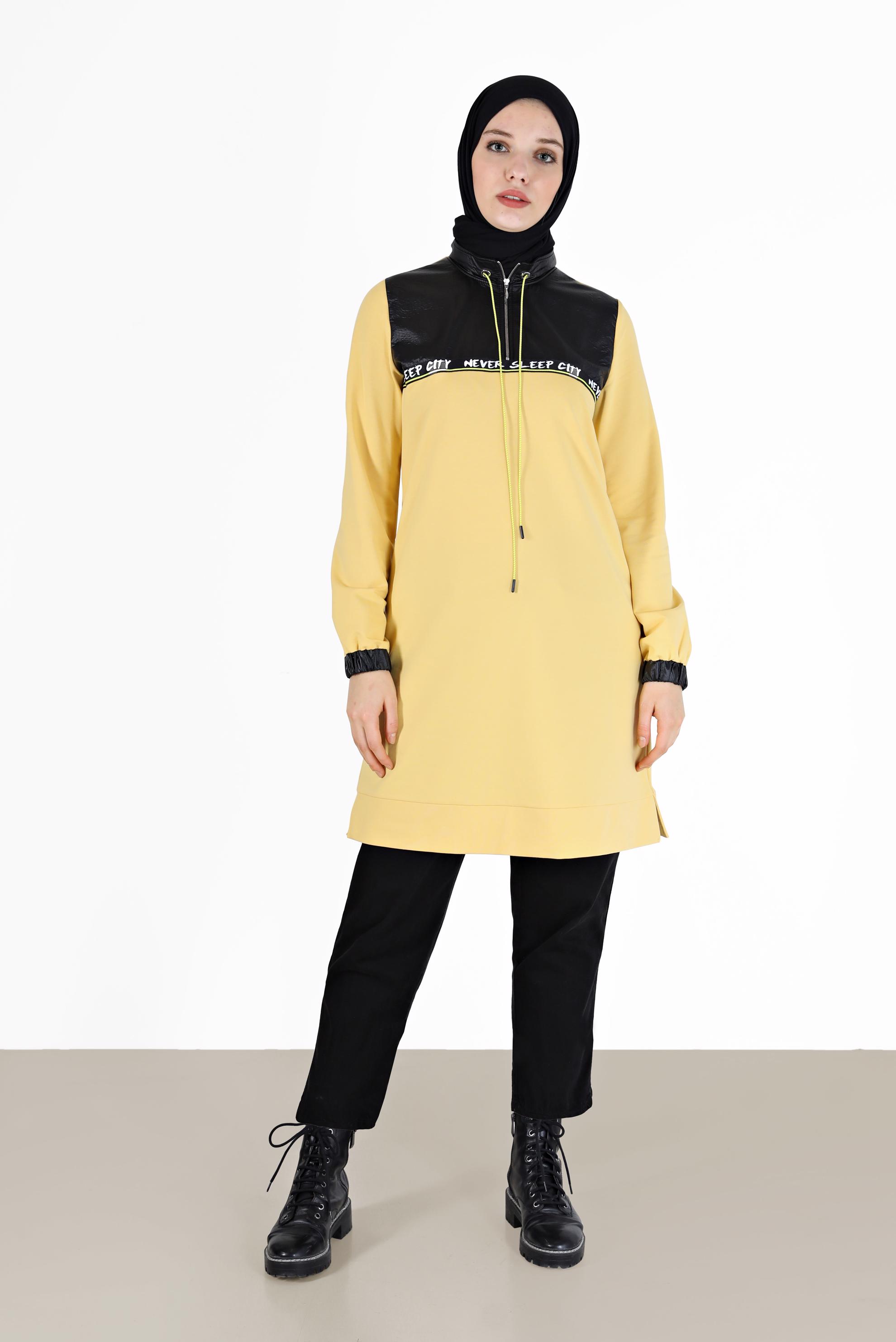 Tesettür giyim SARI YAZI BASKILI DERİ DETAYLI EŞOFMAN TUNİK 42175 