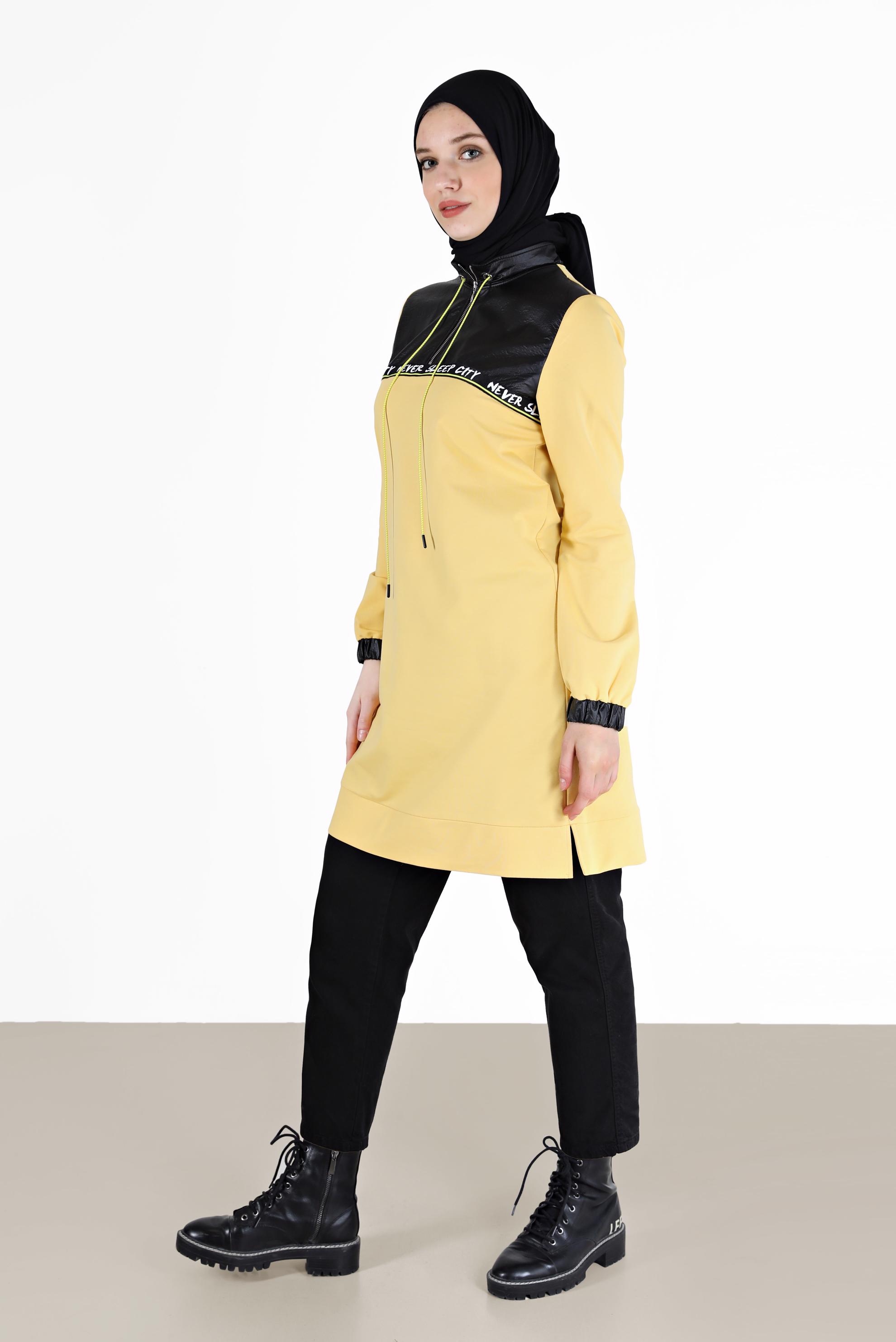 Tesettür giyim SARI YAZI BASKILI DERİ DETAYLI EŞOFMAN TUNİK 42175 