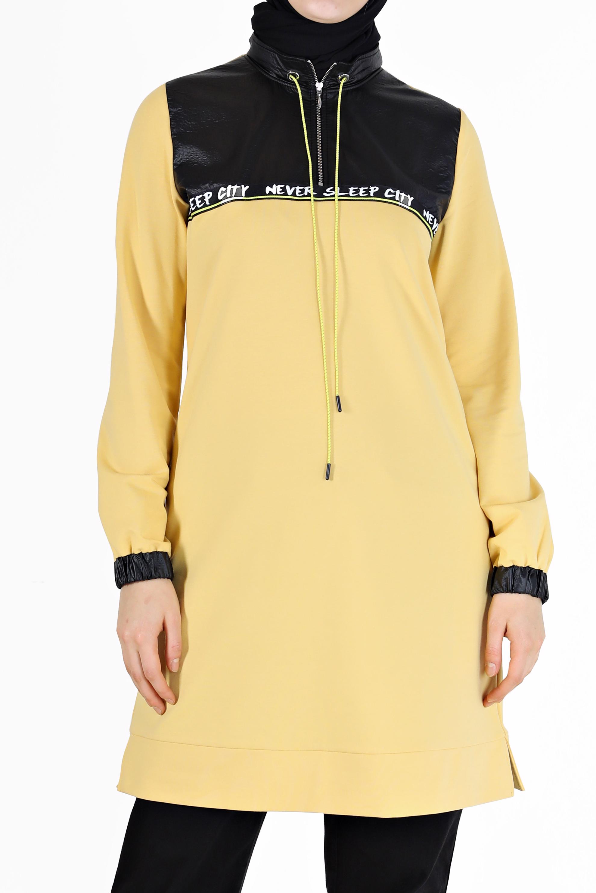 Tesettür giyim SARI YAZI BASKILI DERİ DETAYLI EŞOFMAN TUNİK 42175 