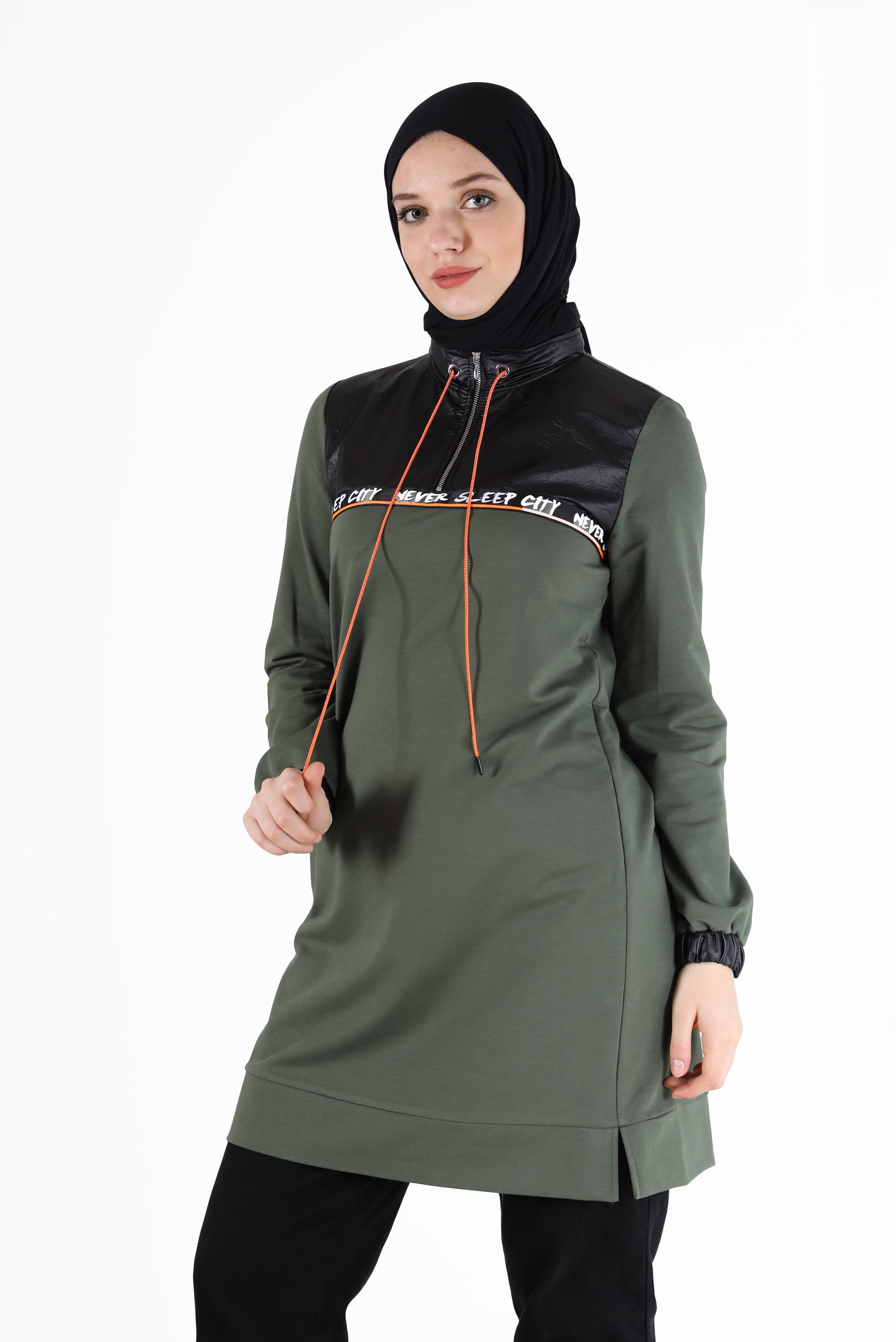 Tesettür giyim HAKİ YAZI BASKILI DERİ DETAYLI EŞOFMAN TUNİK 42175 