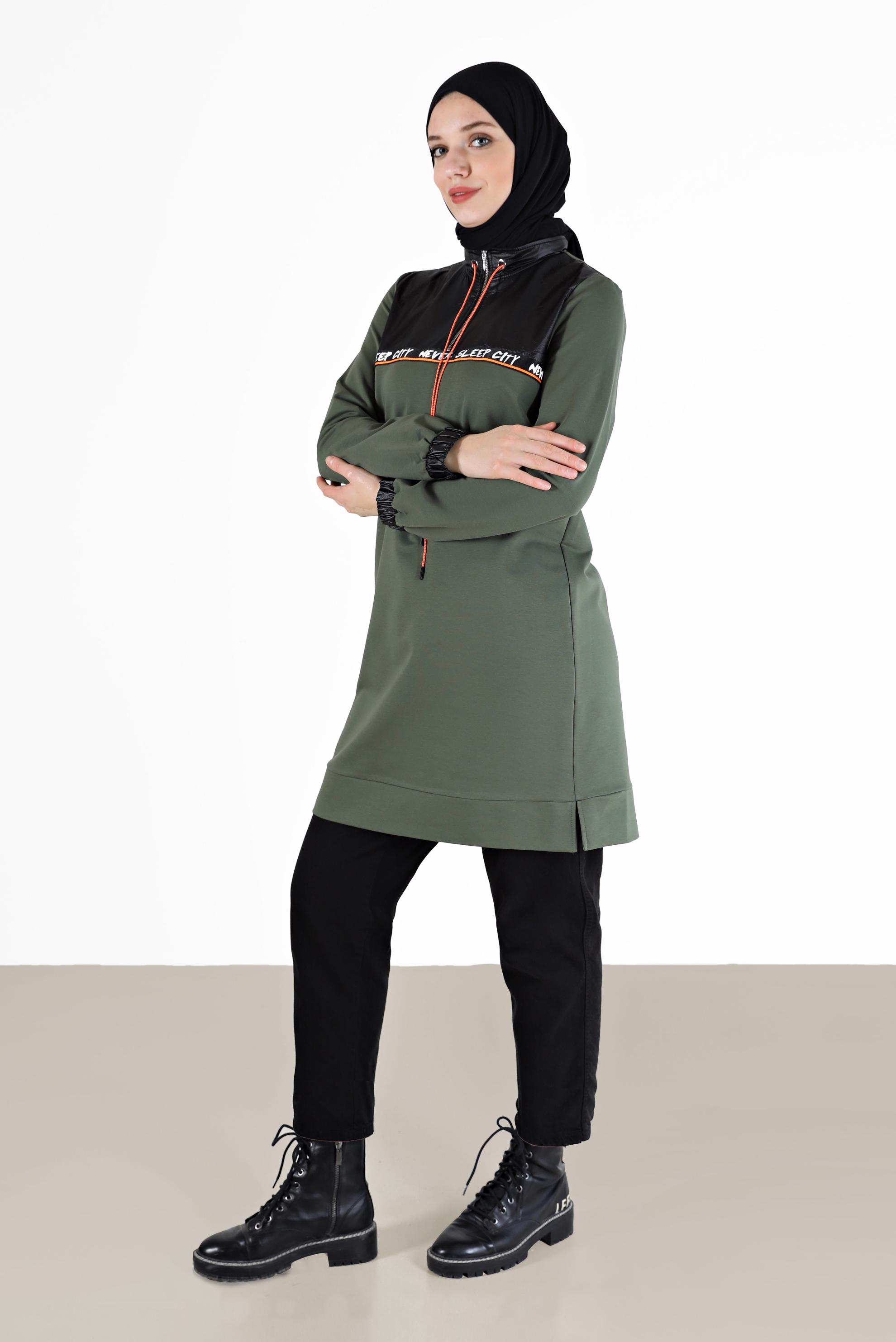 Tesettür giyim HAKİ YAZI BASKILI DERİ DETAYLI EŞOFMAN TUNİK 42175 