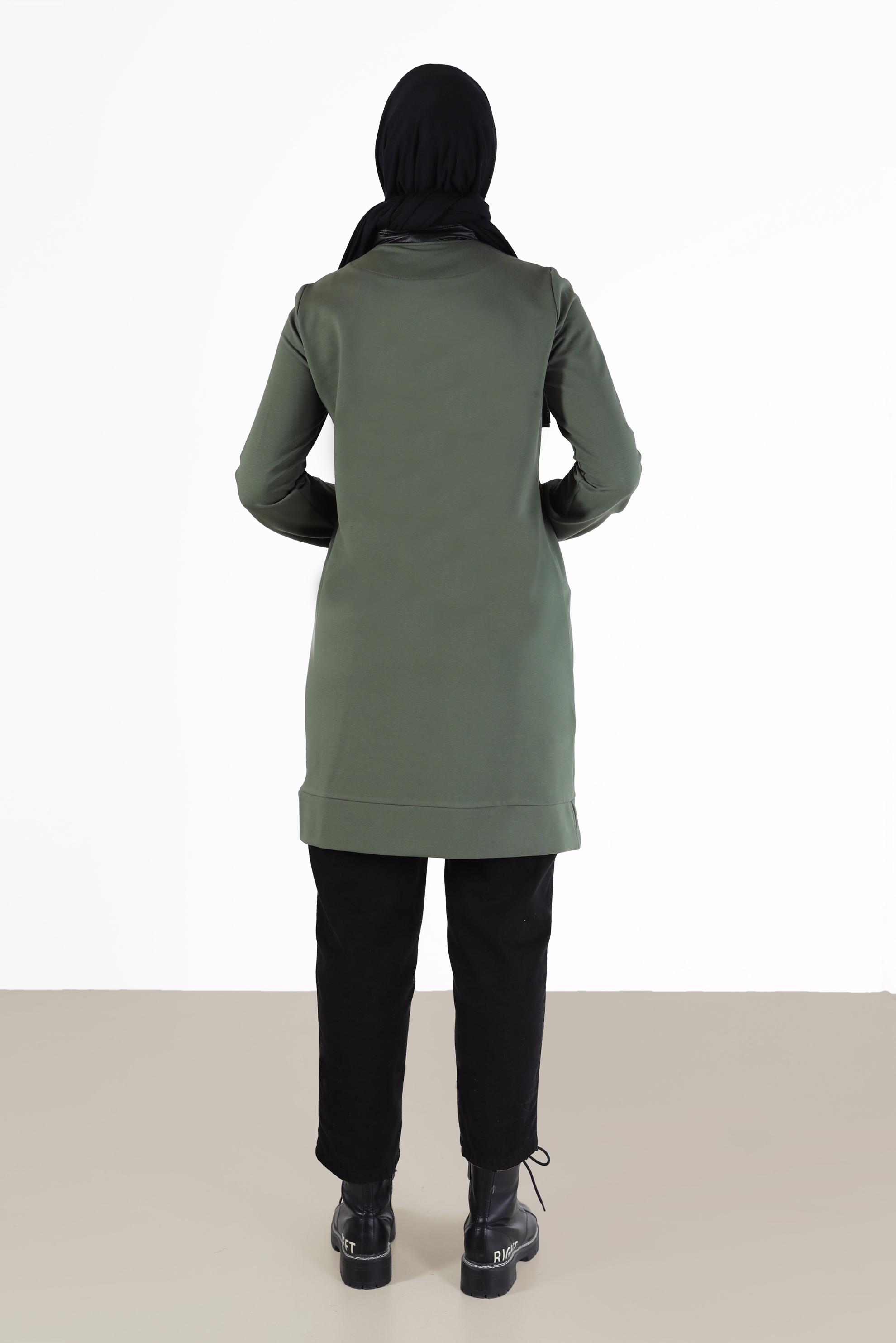 Tesettür giyim HAKİ YAZI BASKILI DERİ DETAYLI EŞOFMAN TUNİK 42175 