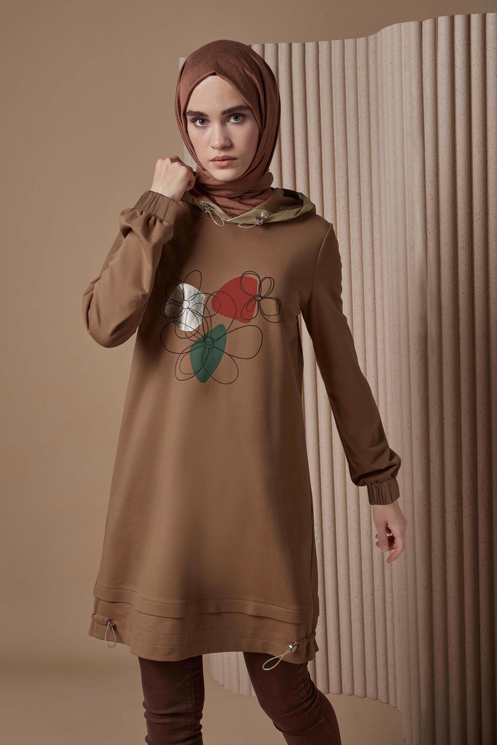 Tesettür giyim KAHVE ÇİÇEK BASKILI KAPÜŞONLU EŞOFMAN TUNİK 42184 