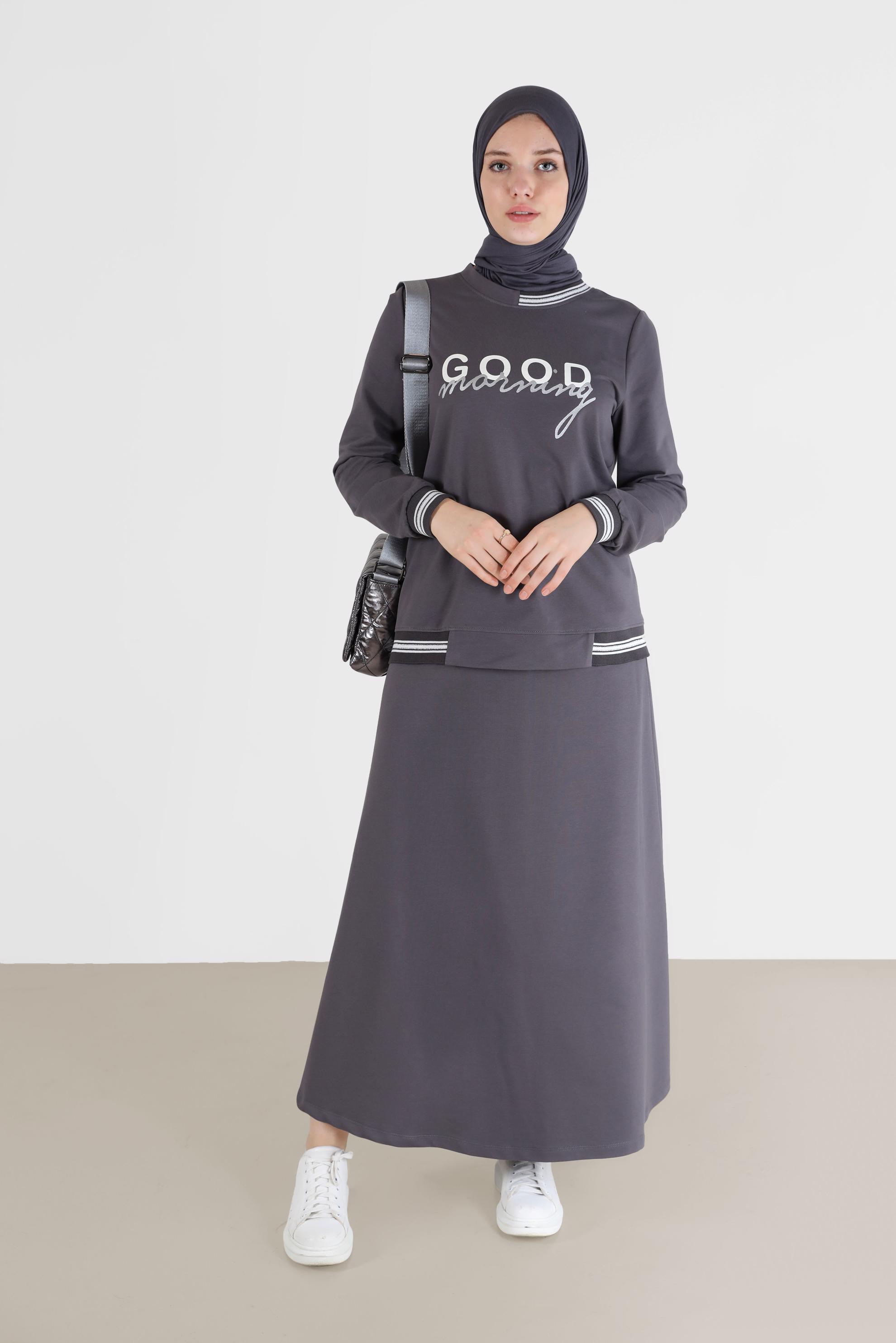 Tesettür giyim GRİ YAZI BASKILI MANŞETLERİ LASTİKLİ İKİLİ ETEKLİ EŞOFMAN TAKIMI 42271 