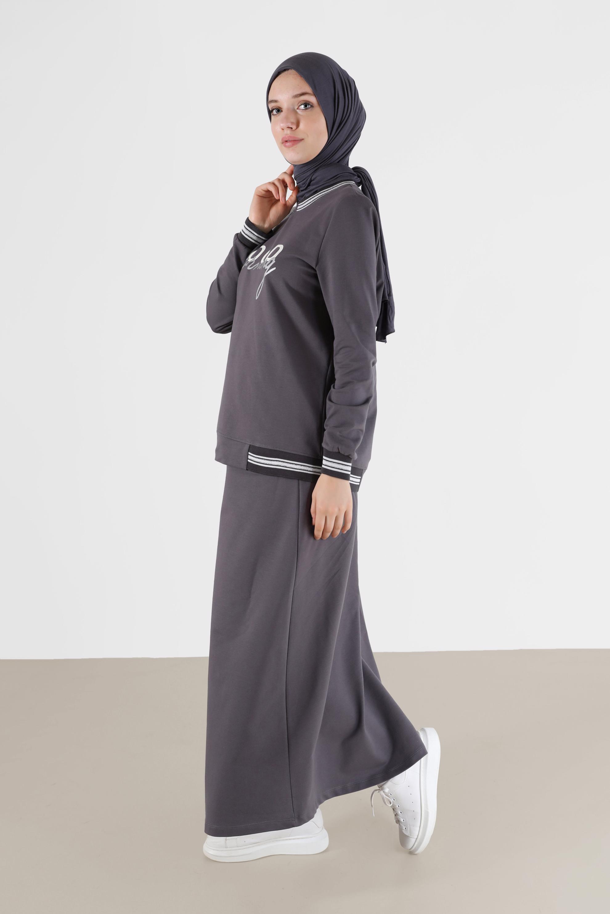 Tesettür giyim GRİ YAZI BASKILI MANŞETLERİ LASTİKLİ İKİLİ ETEKLİ EŞOFMAN TAKIMI 42271 