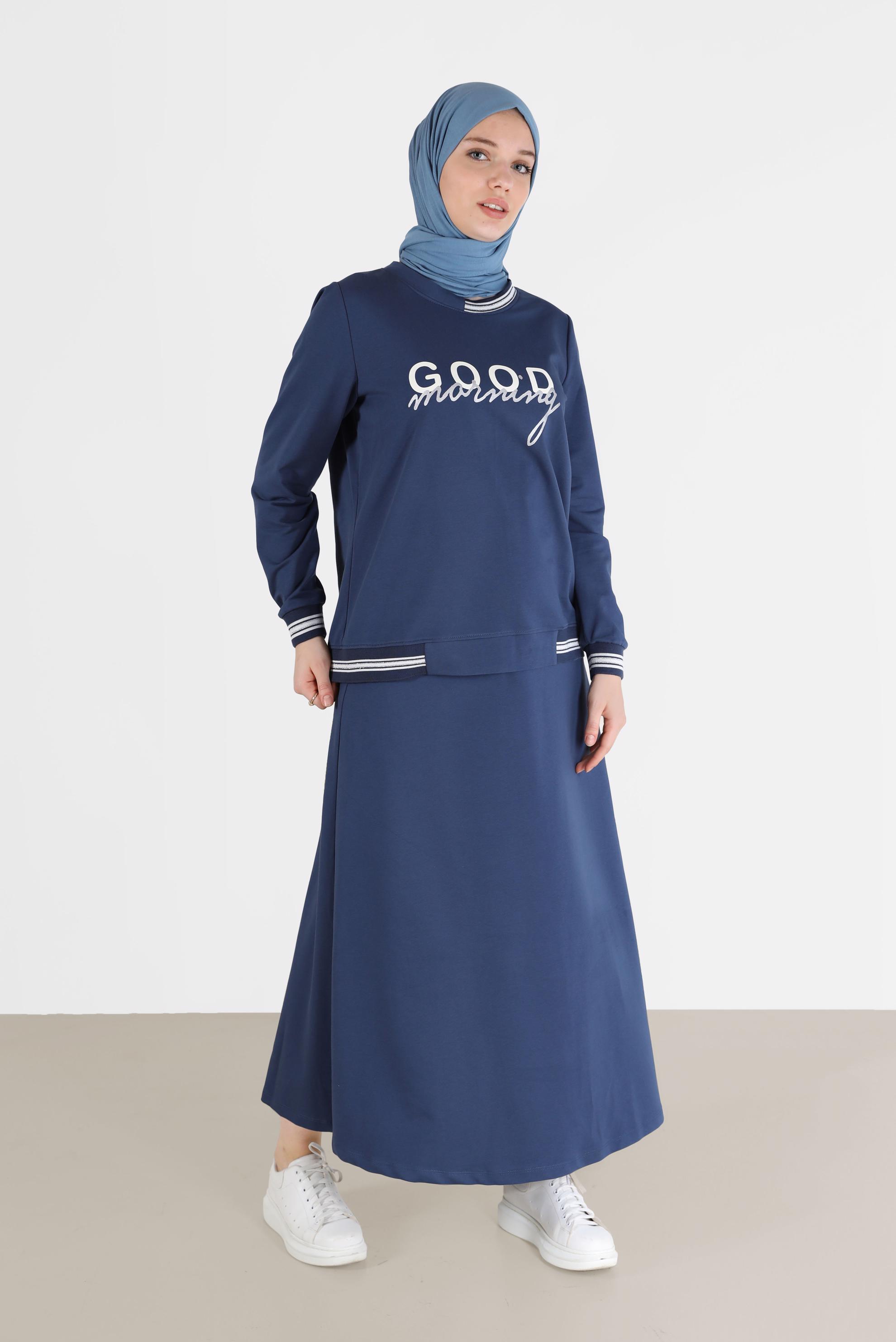 Tesettür giyim MAVİ YAZI BASKILI MANŞETLERİ LASTİKLİ İKİLİ ETEKLİ EŞOFMAN TAKIMI 42271 