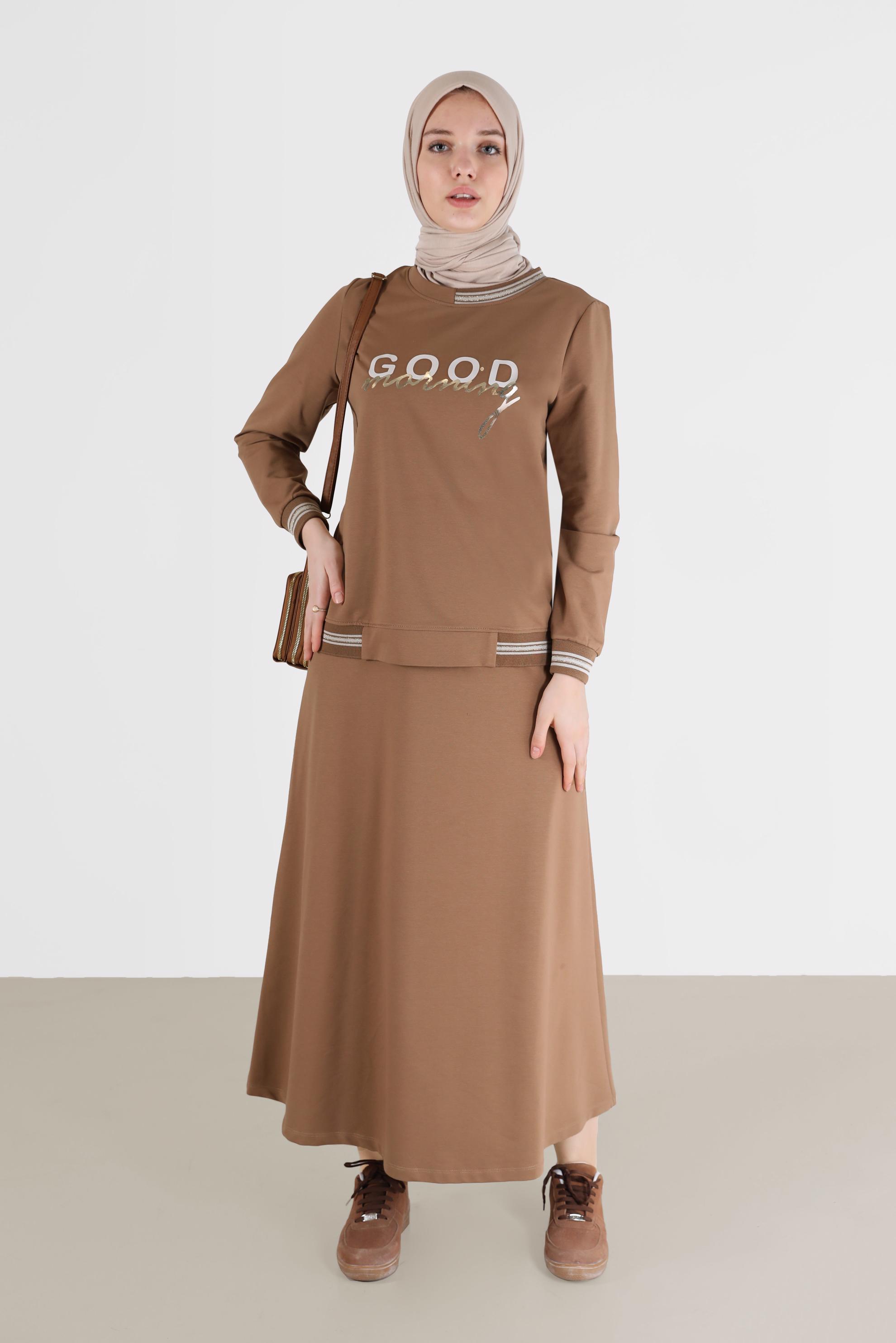 Tesettür giyim KAHVE YAZI BASKILI MANŞETLERİ LASTİKLİ İKİLİ ETEKLİ EŞOFMAN TAKIMI 42271 