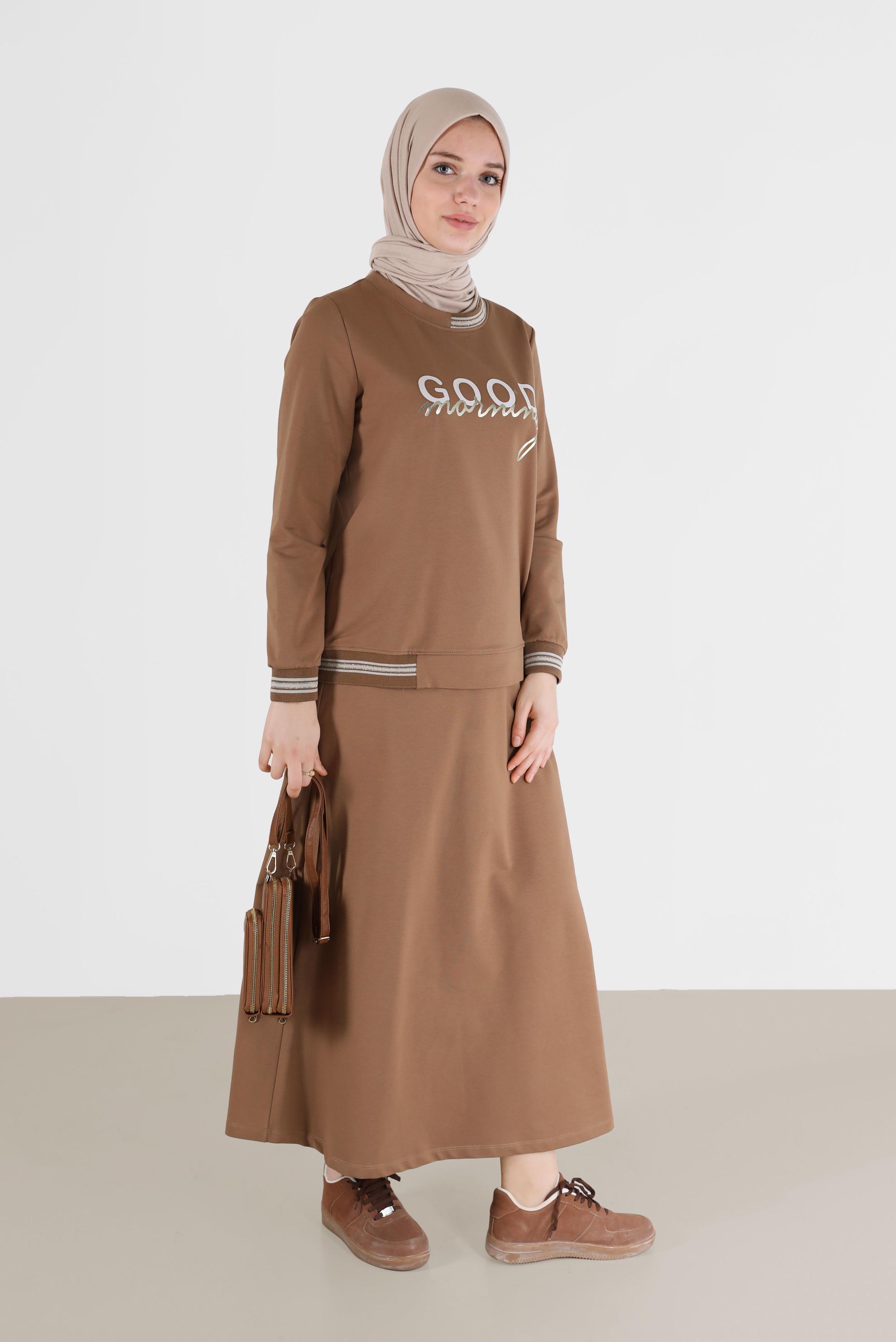 Tesettür giyim KAHVE YAZI BASKILI MANŞETLERİ LASTİKLİ İKİLİ ETEKLİ EŞOFMAN TAKIMI 42271 