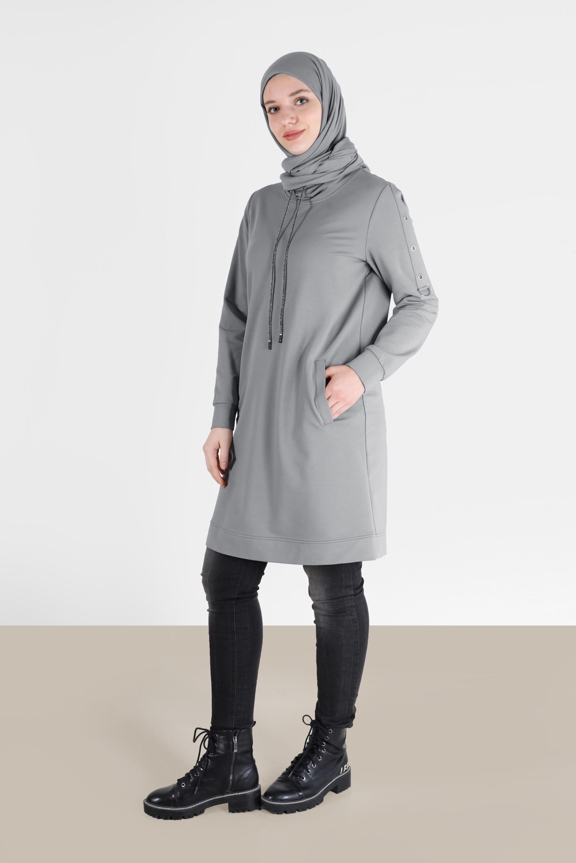 Tesettür giyim GRİ KOLLARI KUŞGÖZÜ DETAYLI DEGAJE YAKA EŞOFMAN TUNİK 42343 