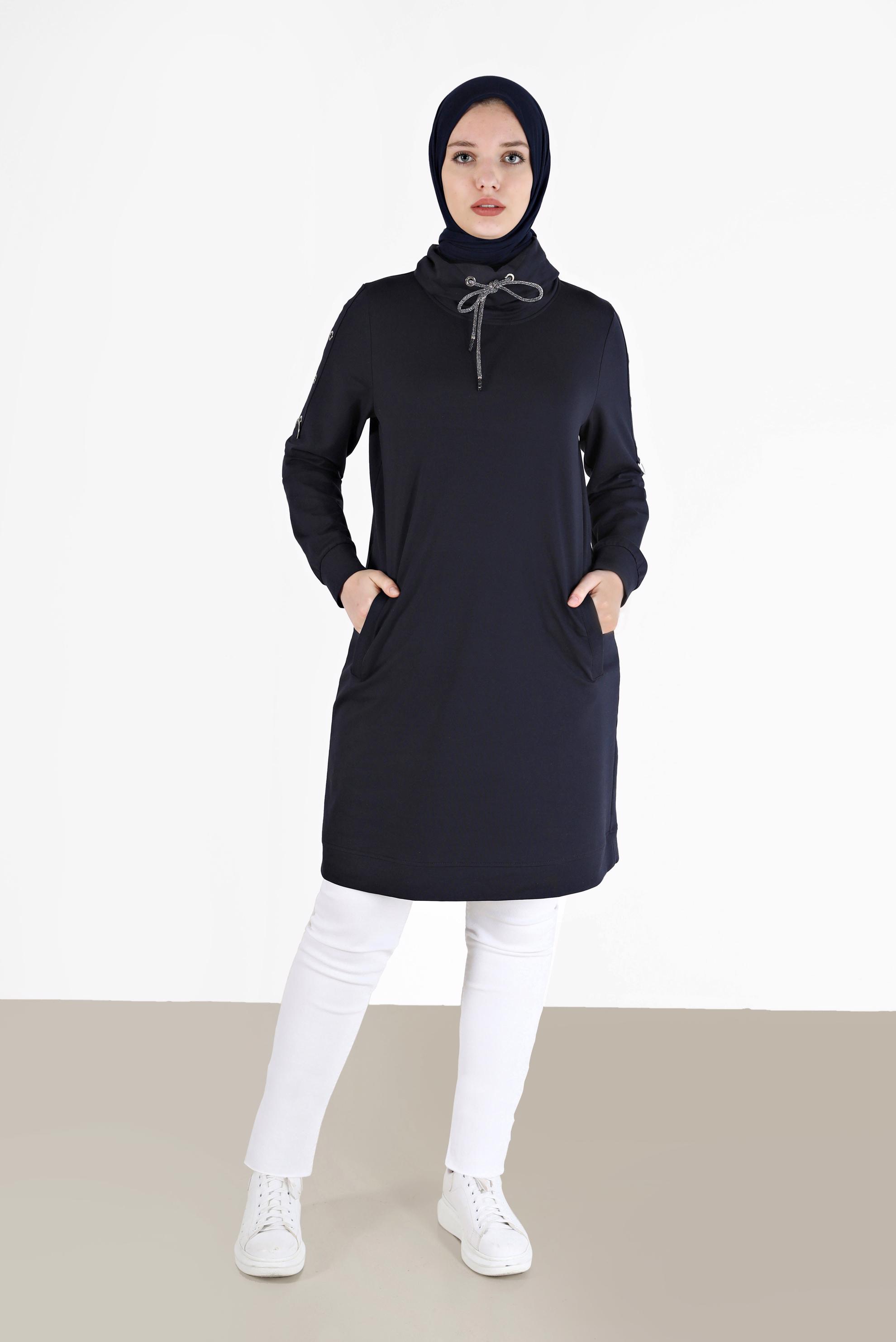 Tesettür giyim LACİVERT KOLLARI KUŞGÖZÜ DETAYLI DEGAJE YAKA EŞOFMAN TUNİK 42343 