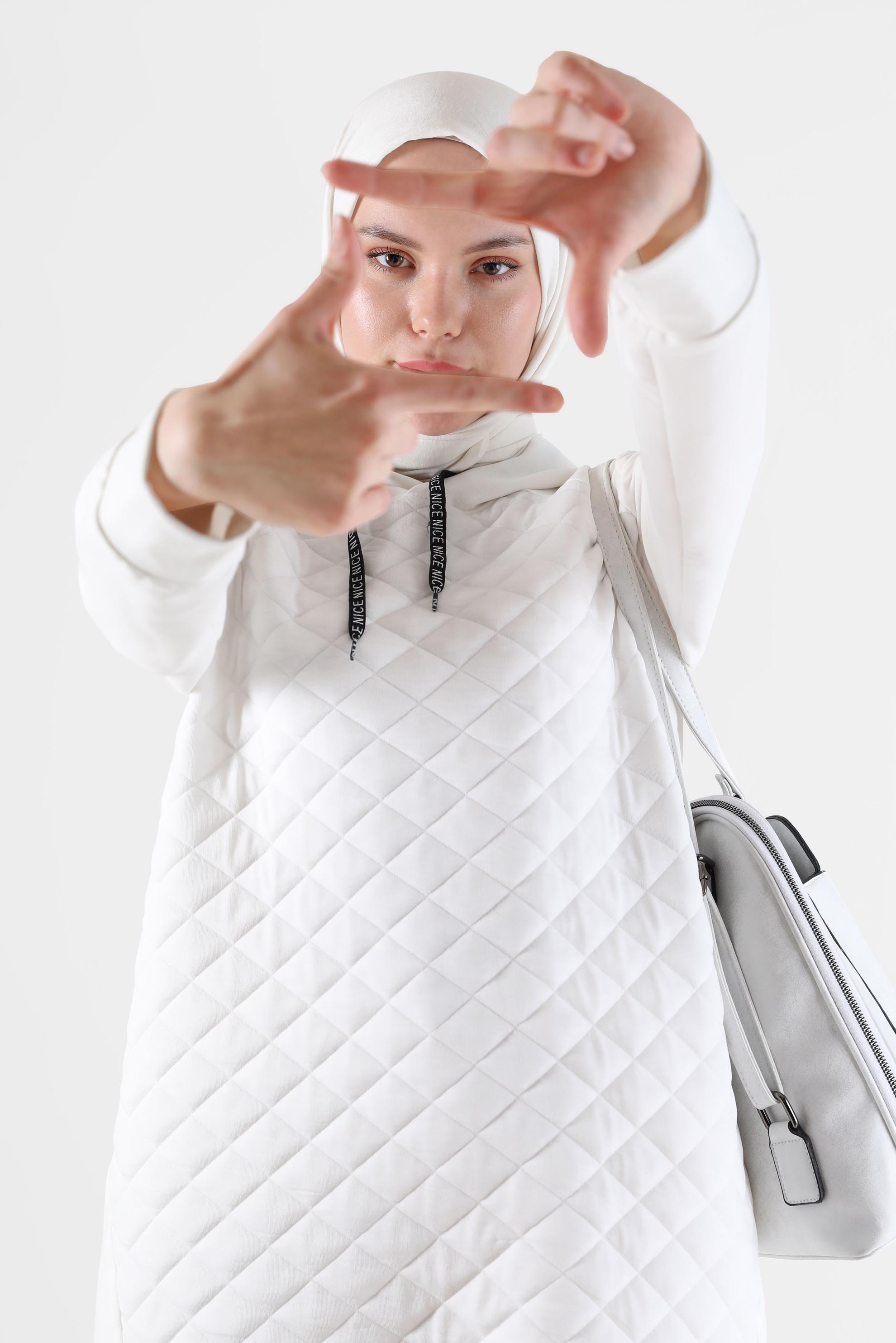 Tesettür giyim BEYAZ FERMUAR DETAYLI KAPİTONE DESEN KAPÜŞONLU EŞOFMAN TUNİK 42345 