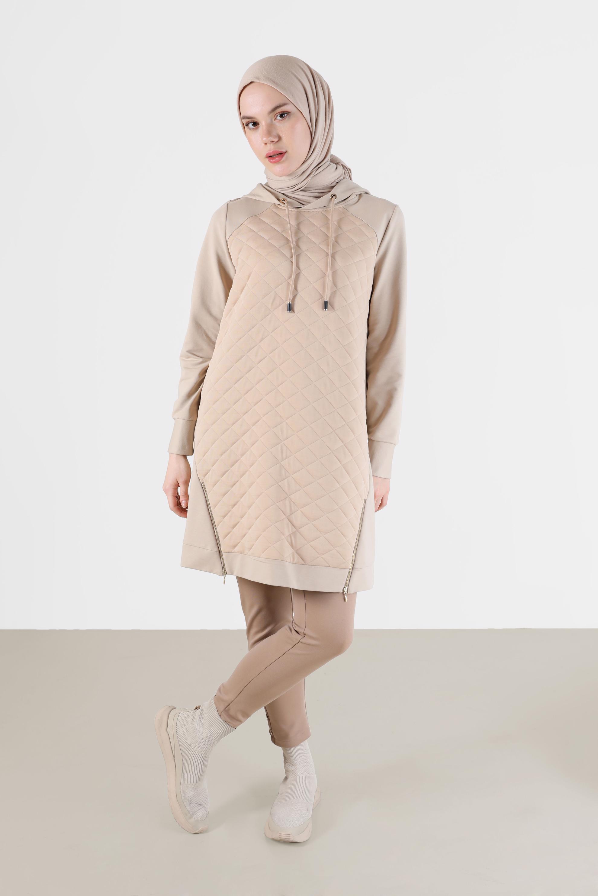 Tesettür giyim BEJ FERMUAR DETAYLI KAPİTONE DESEN KAPÜŞONLU EŞOFMAN TUNİK 42345 