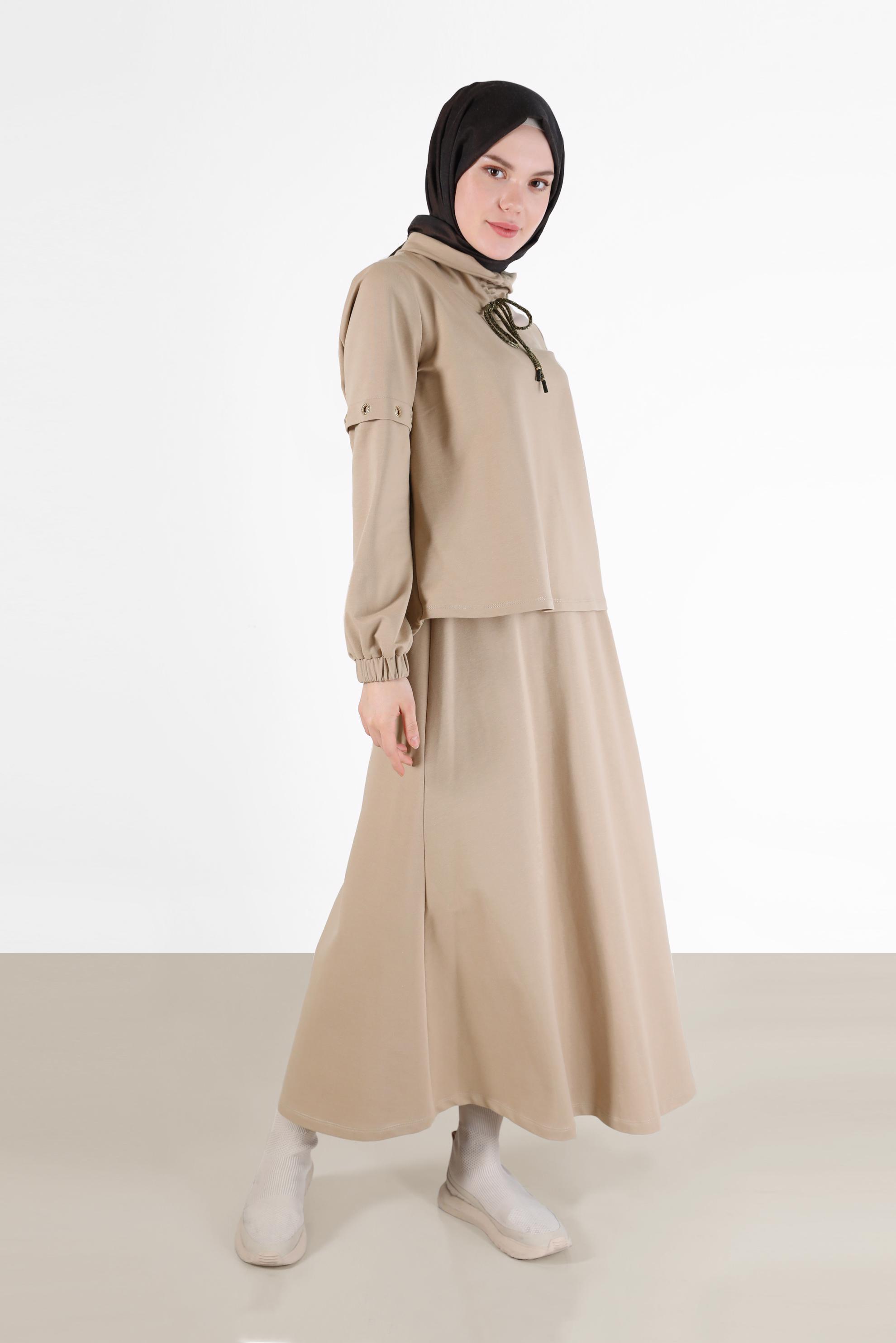 Vêtements hijab BEIGE ENSEMBLE DE SURVÊTEMENT JUPE 2 PIÈCES À COL COL CHEMISIER AVEC OEILLETS 42347