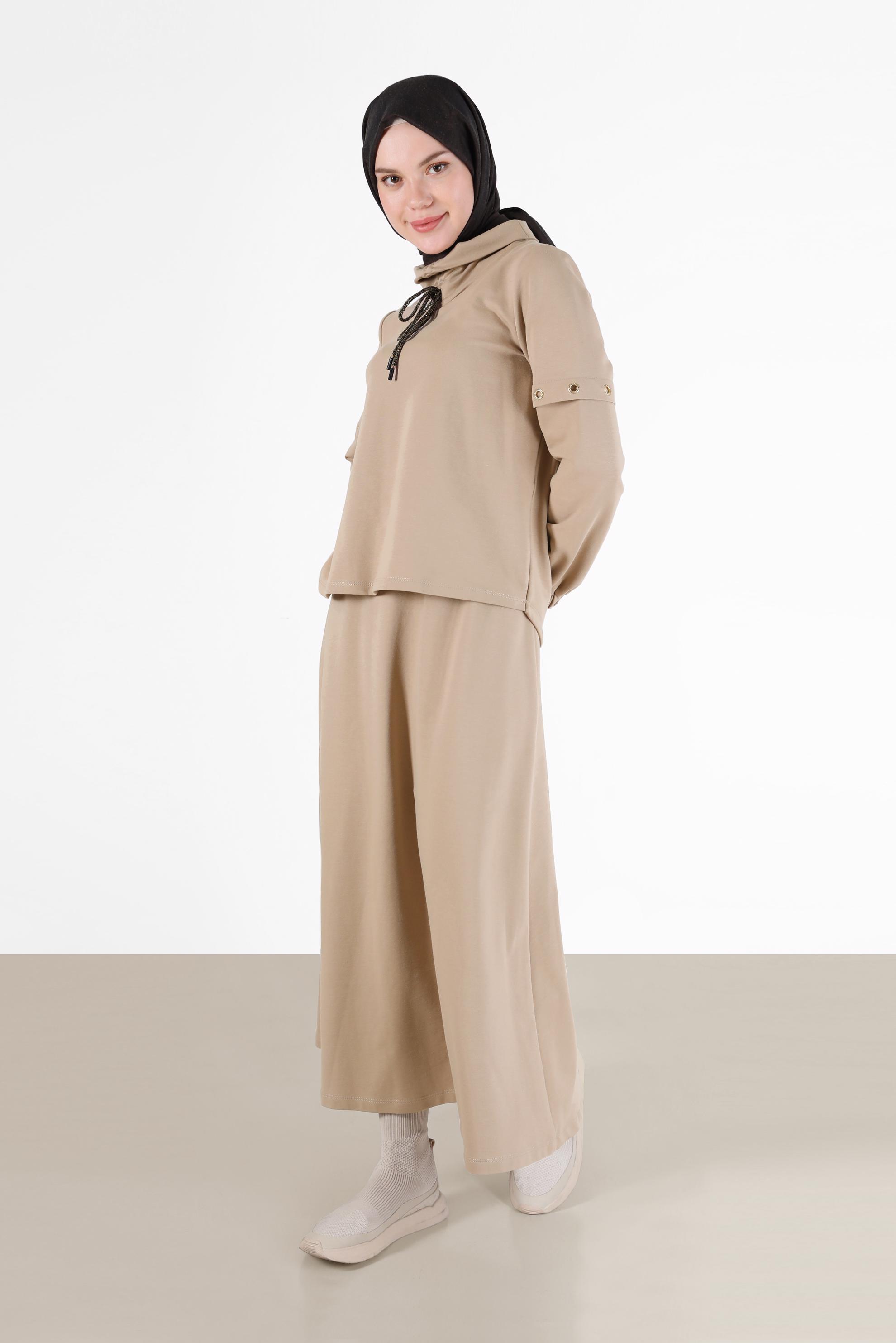 Vêtements hijab BEIGE ENSEMBLE DE SURVÊTEMENT JUPE 2 PIÈCES À COL COL CHEMISIER AVEC OEILLETS 42347