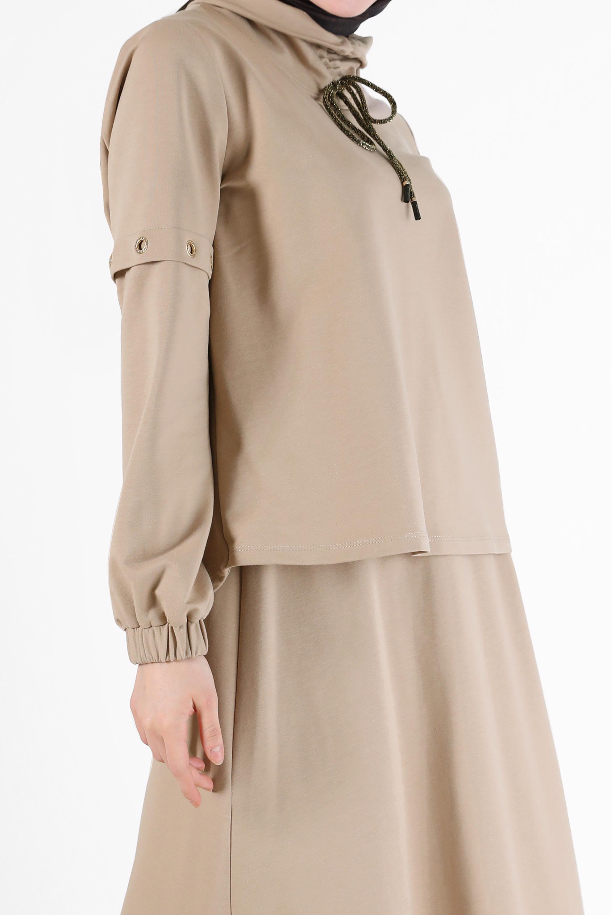 Vêtements hijab BEIGE ENSEMBLE DE SURVÊTEMENT JUPE 2 PIÈCES À COL COL CHEMISIER AVEC OEILLETS 42347