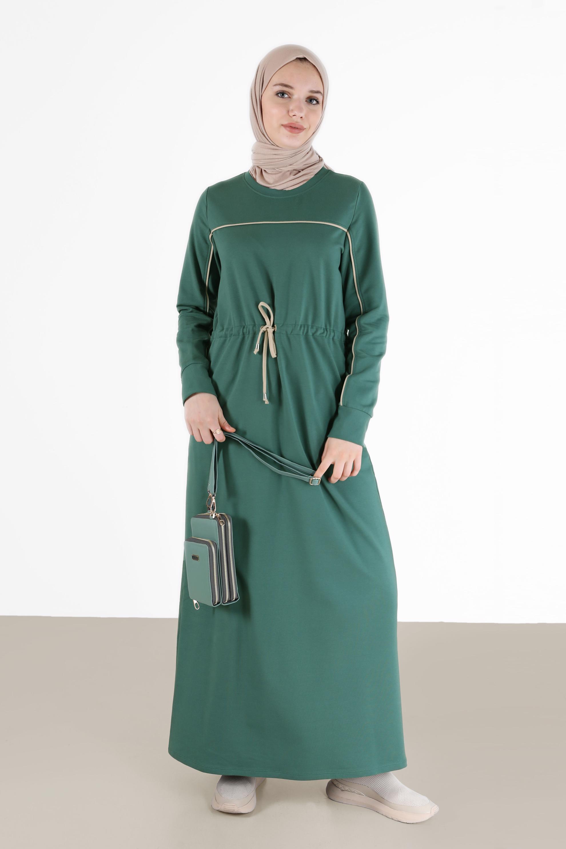 Tesettür giyim YEŞİL BELİ BÜZGÜLÜ ŞERİT DETAYLI EŞOFMAN ELBİSE 42350 