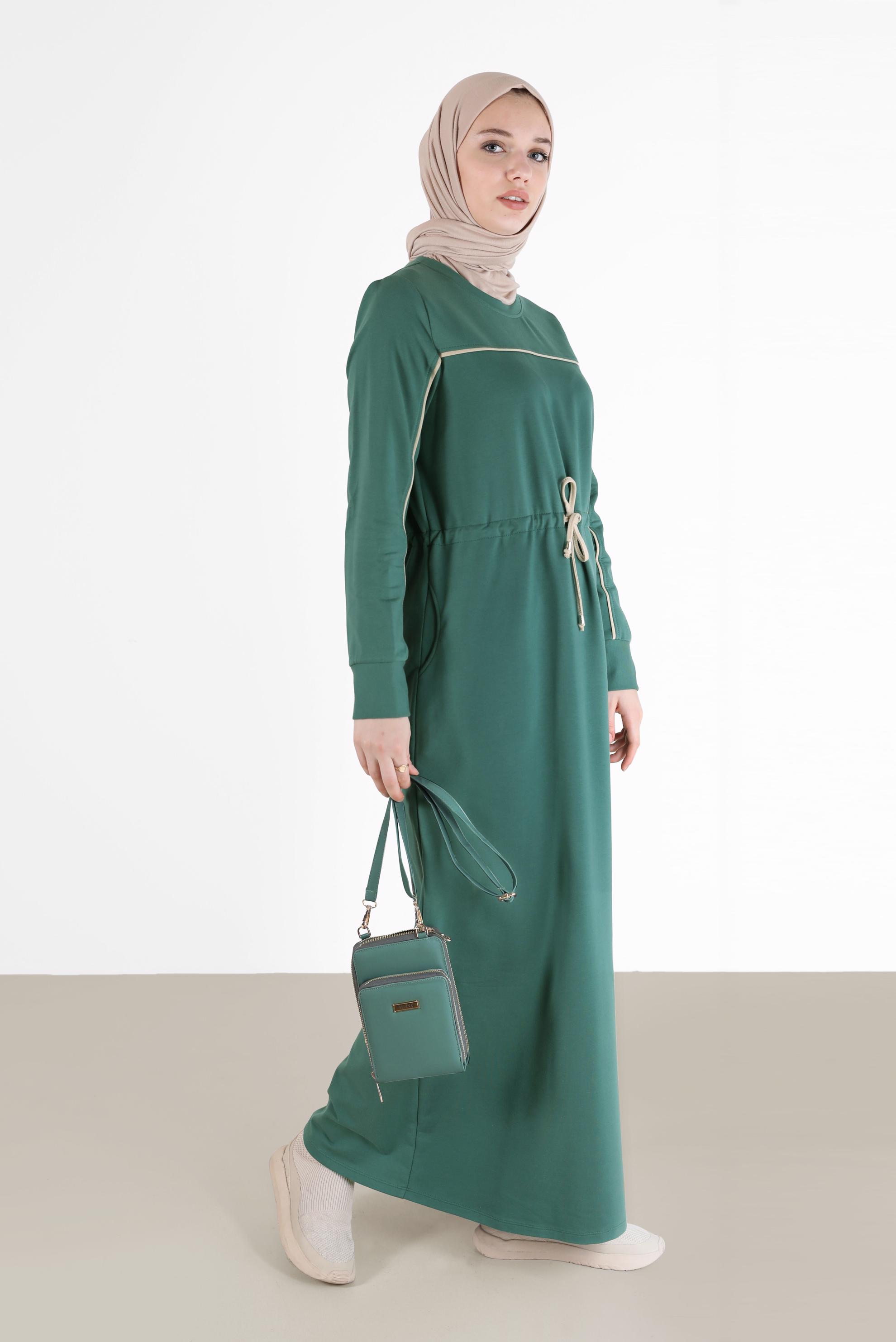 Tesettür giyim YEŞİL BELİ BÜZGÜLÜ ŞERİT DETAYLI EŞOFMAN ELBİSE 42350 