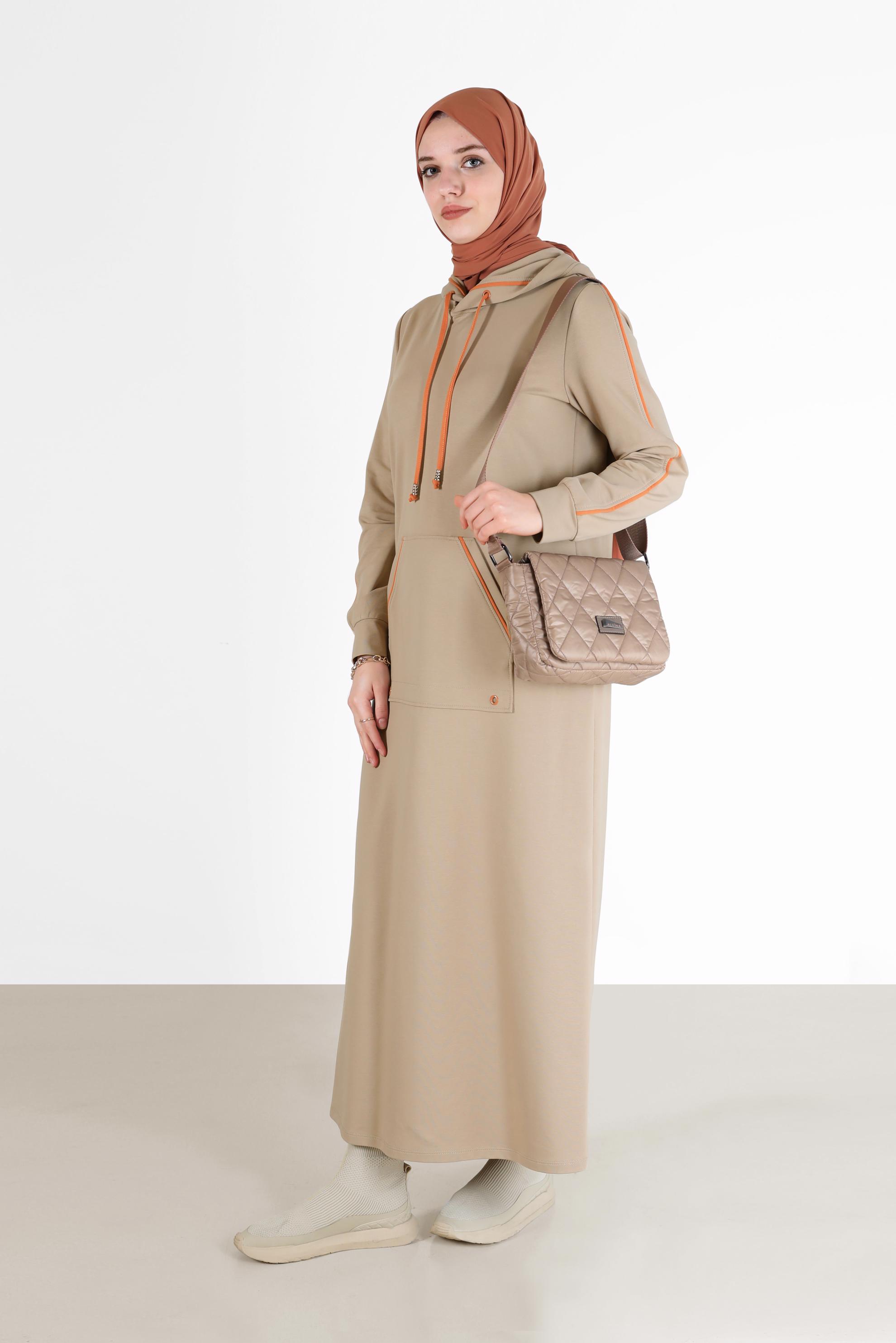 Tesettür giyim BEJ KAPÜŞONLU CEP DETAYLI EŞOFMAN ELBİSE 42351 