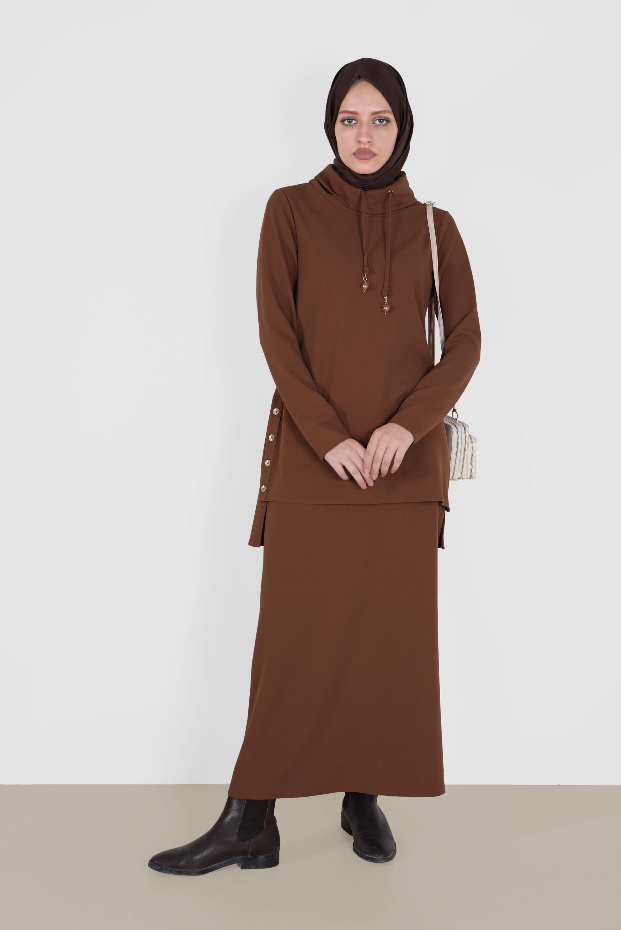 Tesettür giyim KAHVE YANLARI DÜĞME DETAYLI İKİLİ ETEKLİ TAKIM 42163 