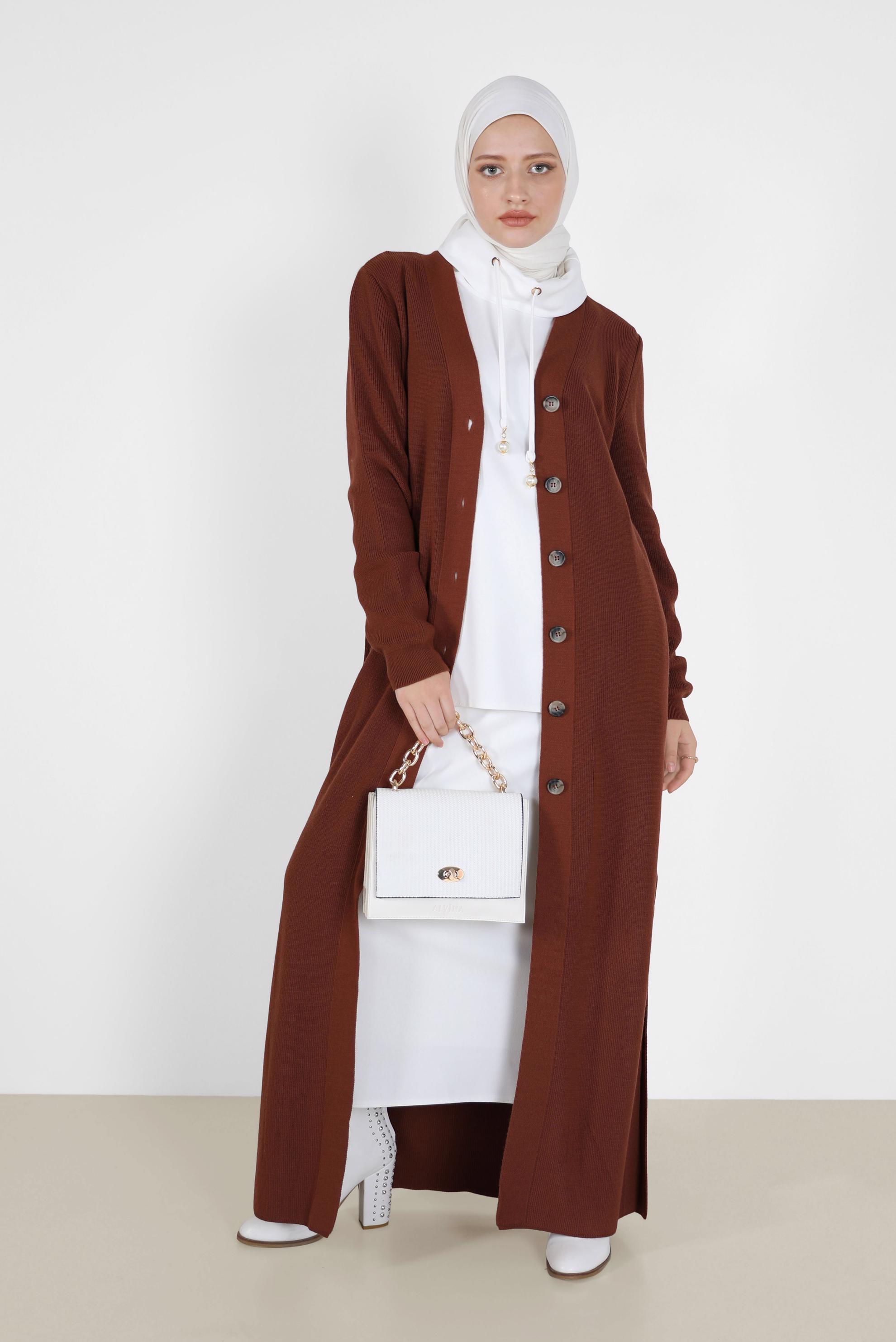 Tesettür giyim KAHVE DÜĞMELİ YIRTMAÇ DETAYLI TRİKO HIRKA 42113 