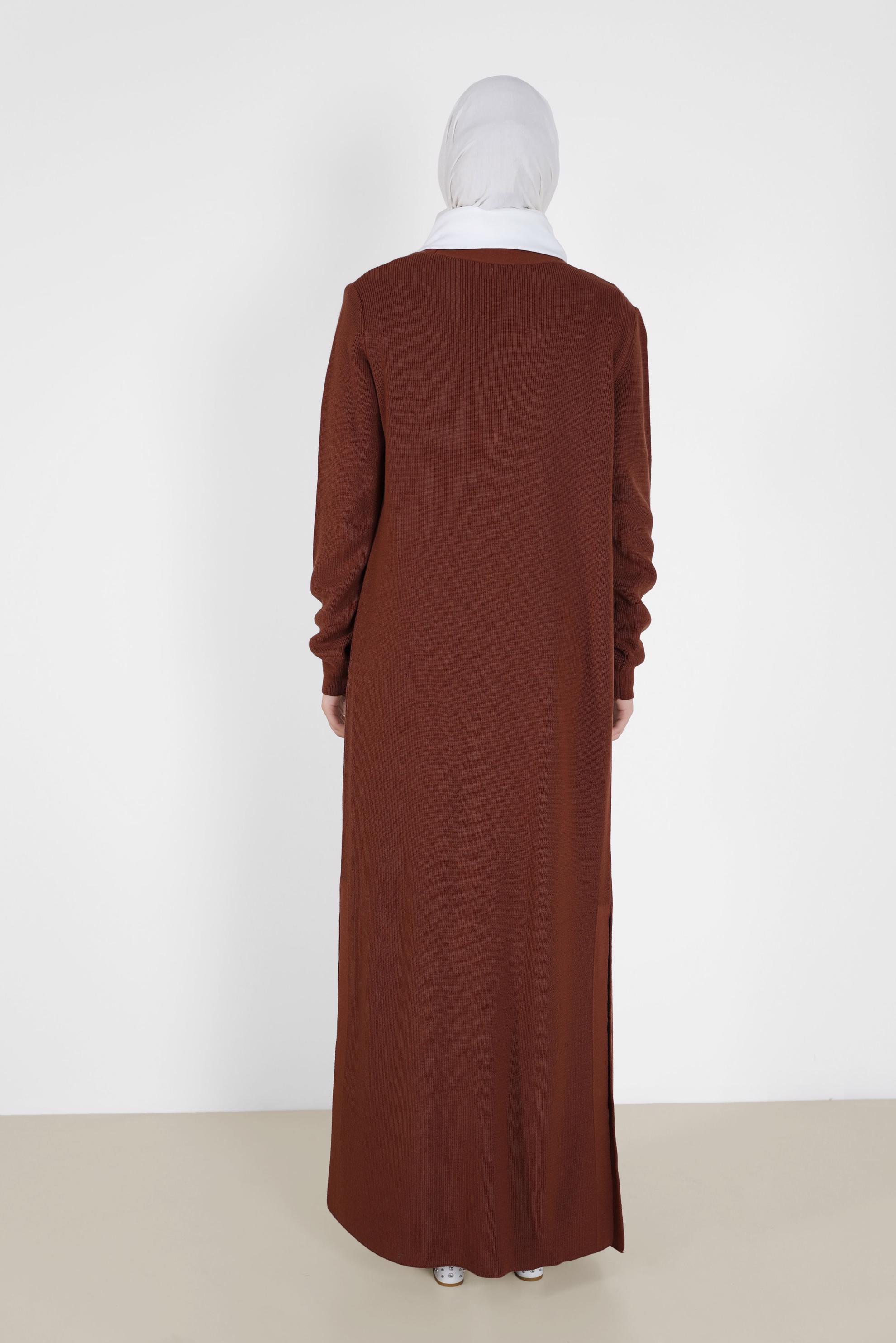 Tesettür giyim KAHVE DÜĞMELİ YIRTMAÇ DETAYLI TRİKO HIRKA 42113 