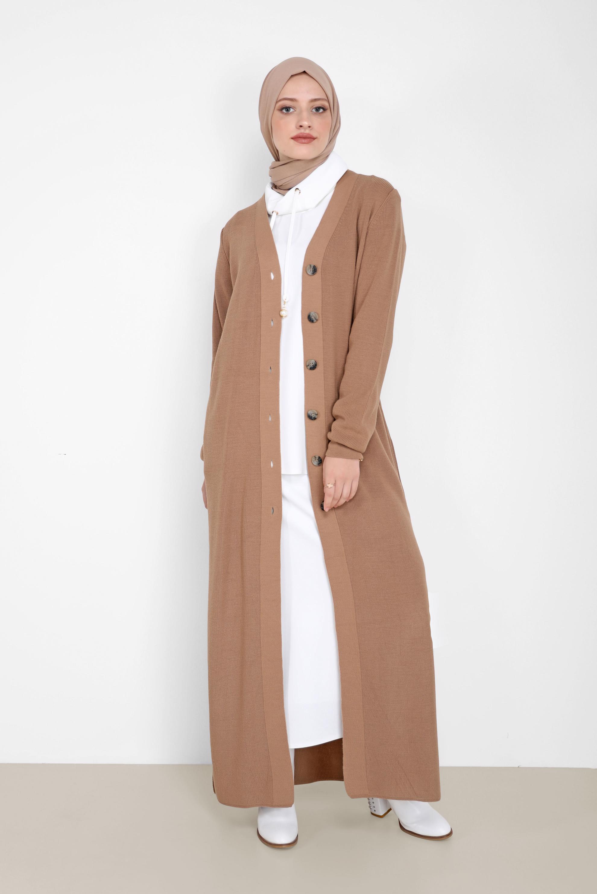 Tesettür giyim KAHVE DÜĞMELİ YIRTMAÇ DETAYLI TRİKO HIRKA 42113 