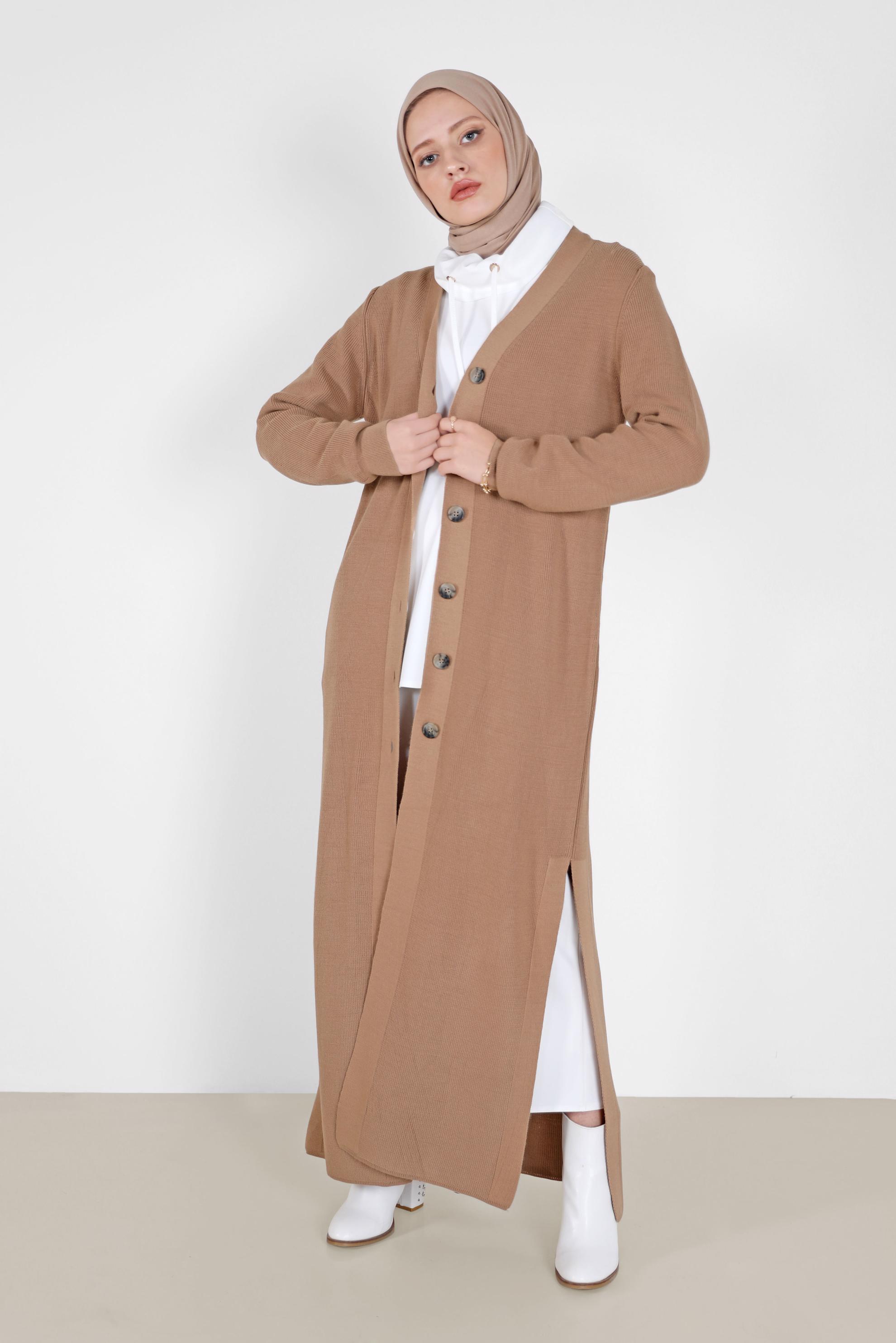 Tesettür giyim KAHVE DÜĞMELİ YIRTMAÇ DETAYLI TRİKO HIRKA 42113 