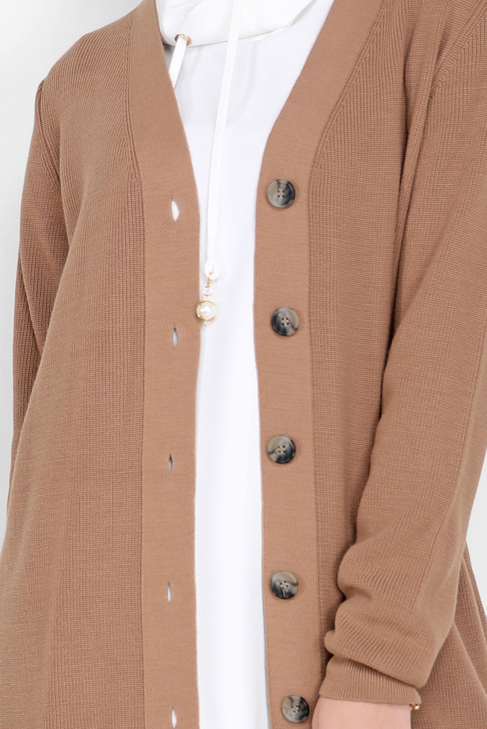 Tesettür giyim KAHVE DÜĞMELİ YIRTMAÇ DETAYLI TRİKO HIRKA 42113 