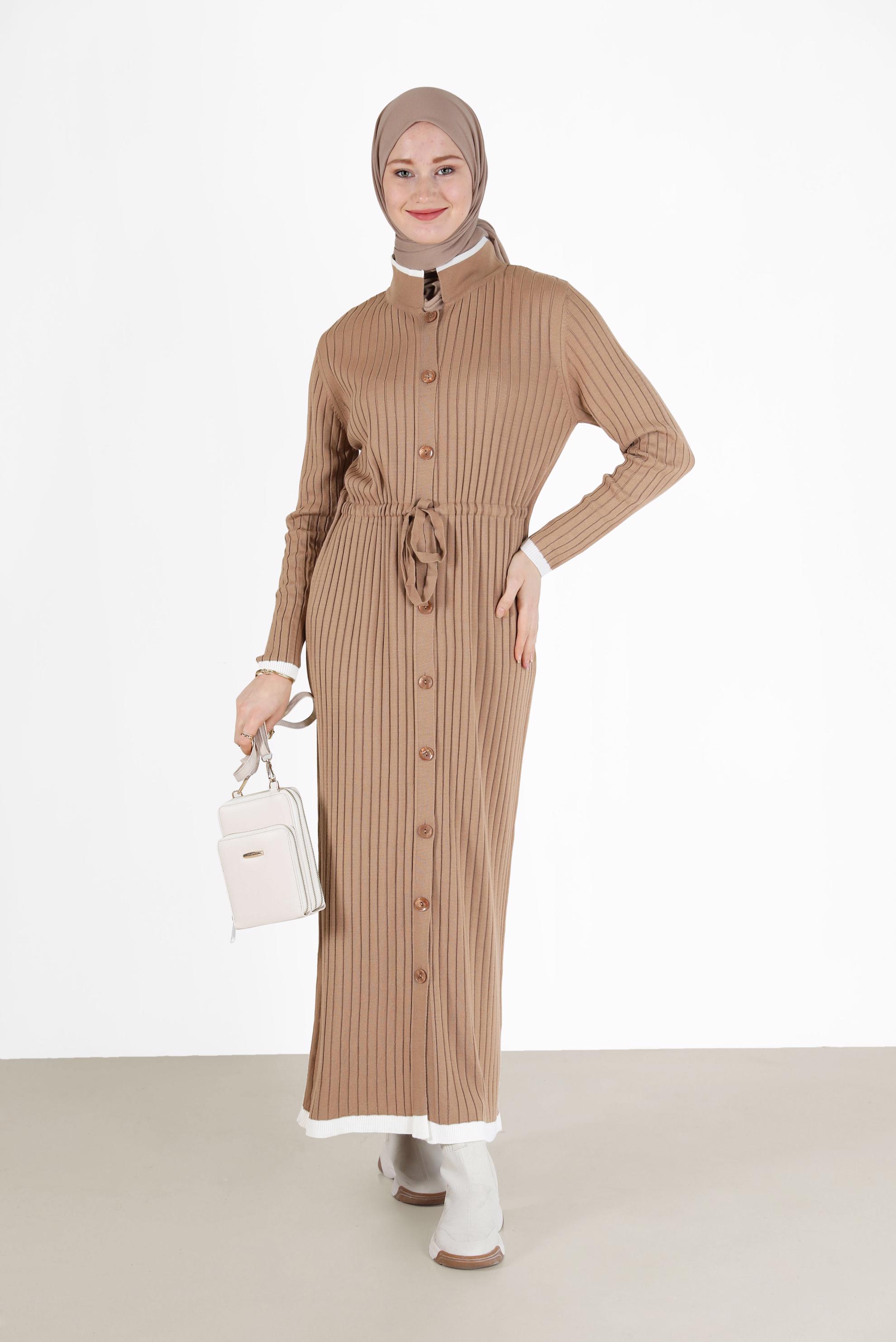 Tesettür giyim KAHVE KENDİNDEN DESENLİ BELDEN BÜZGÜLÜ  TRİKO ELBİSE 42118 