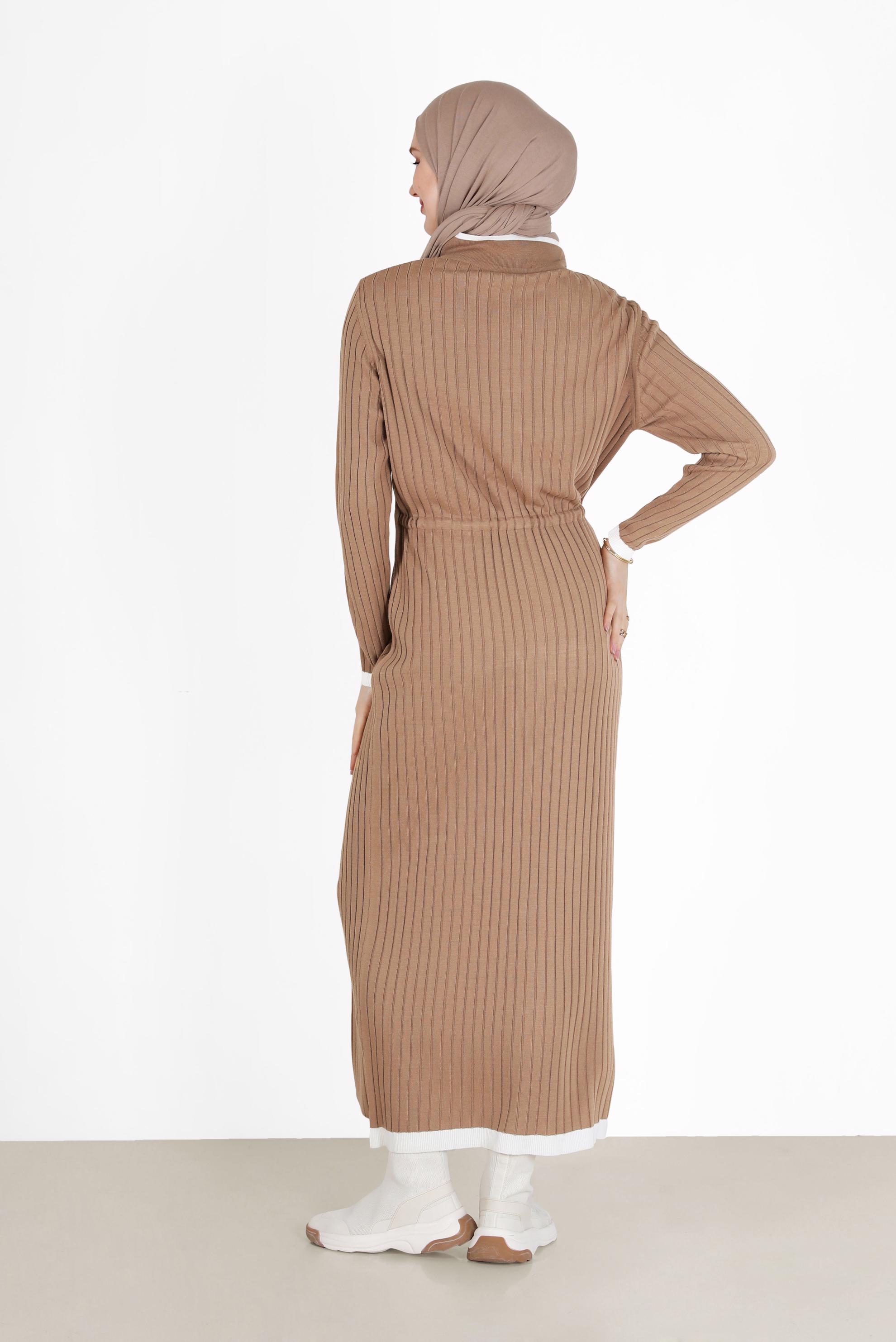 Tesettür giyim KAHVE KENDİNDEN DESENLİ BELDEN BÜZGÜLÜ  TRİKO ELBİSE 42118 