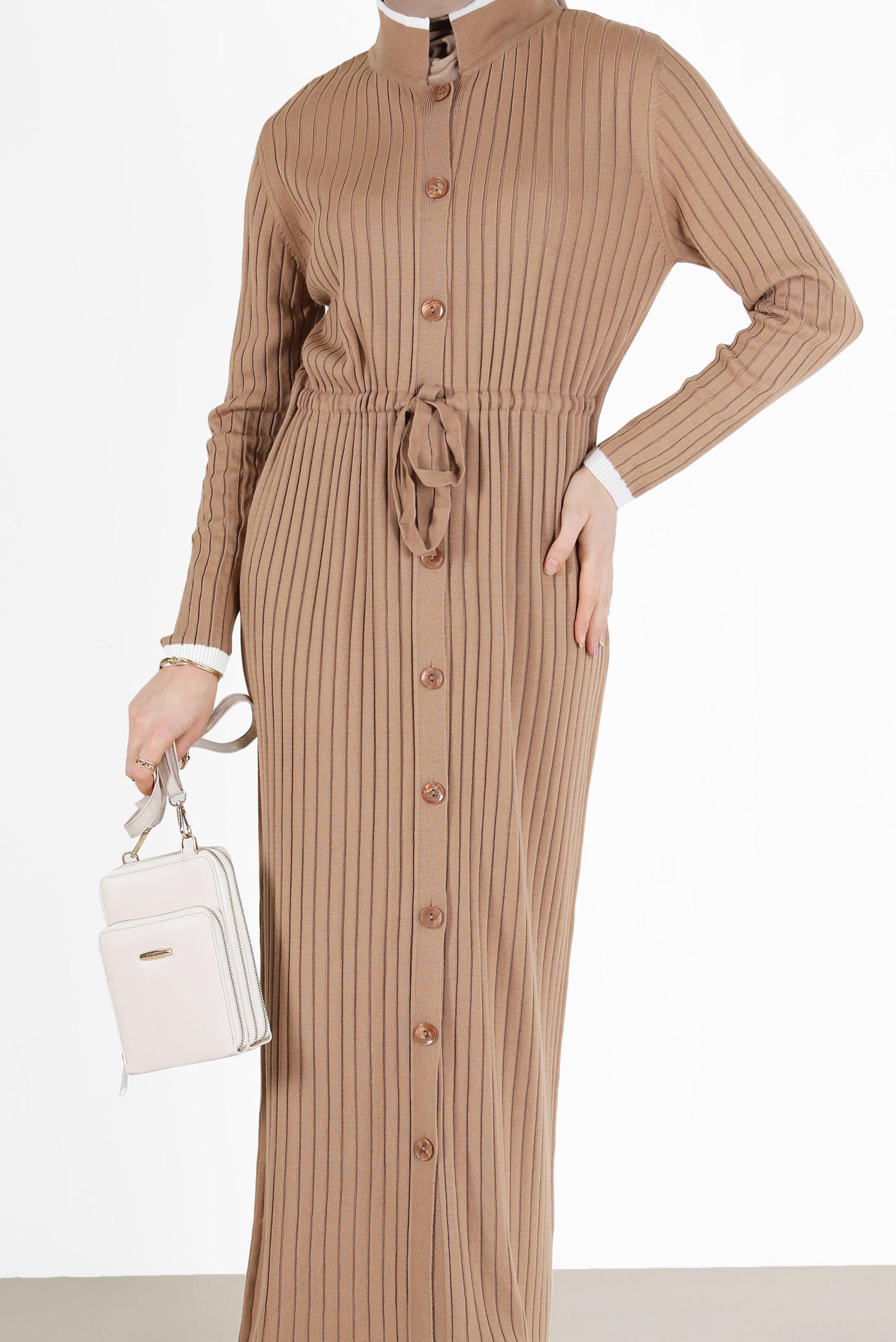 Tesettür giyim KAHVE KENDİNDEN DESENLİ BELDEN BÜZGÜLÜ  TRİKO ELBİSE 42118 