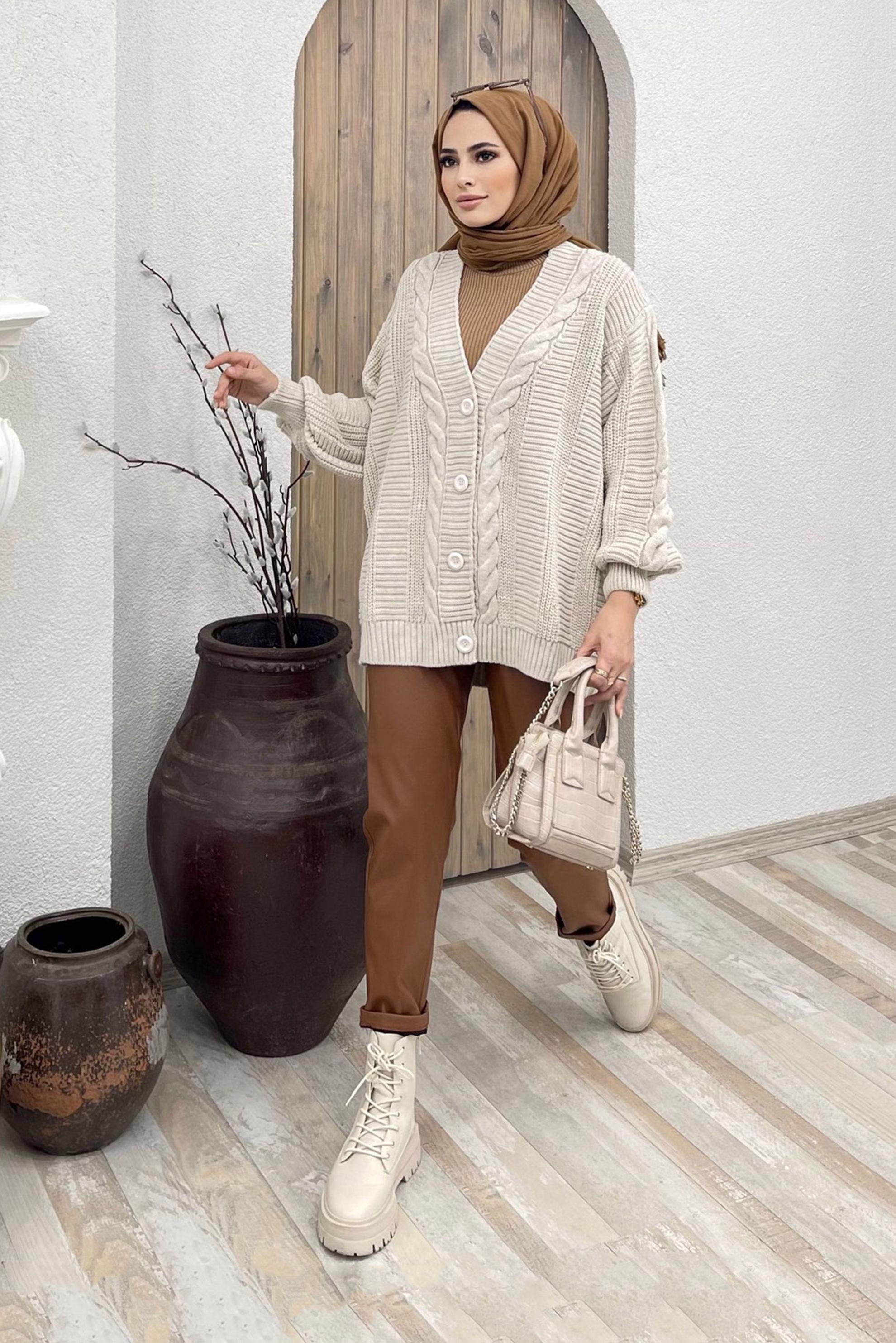 Tesettür giyim BEJ SAÇ ÖRGÜSÜ DETAYLI DÜĞMELİ HIRKA 42485 