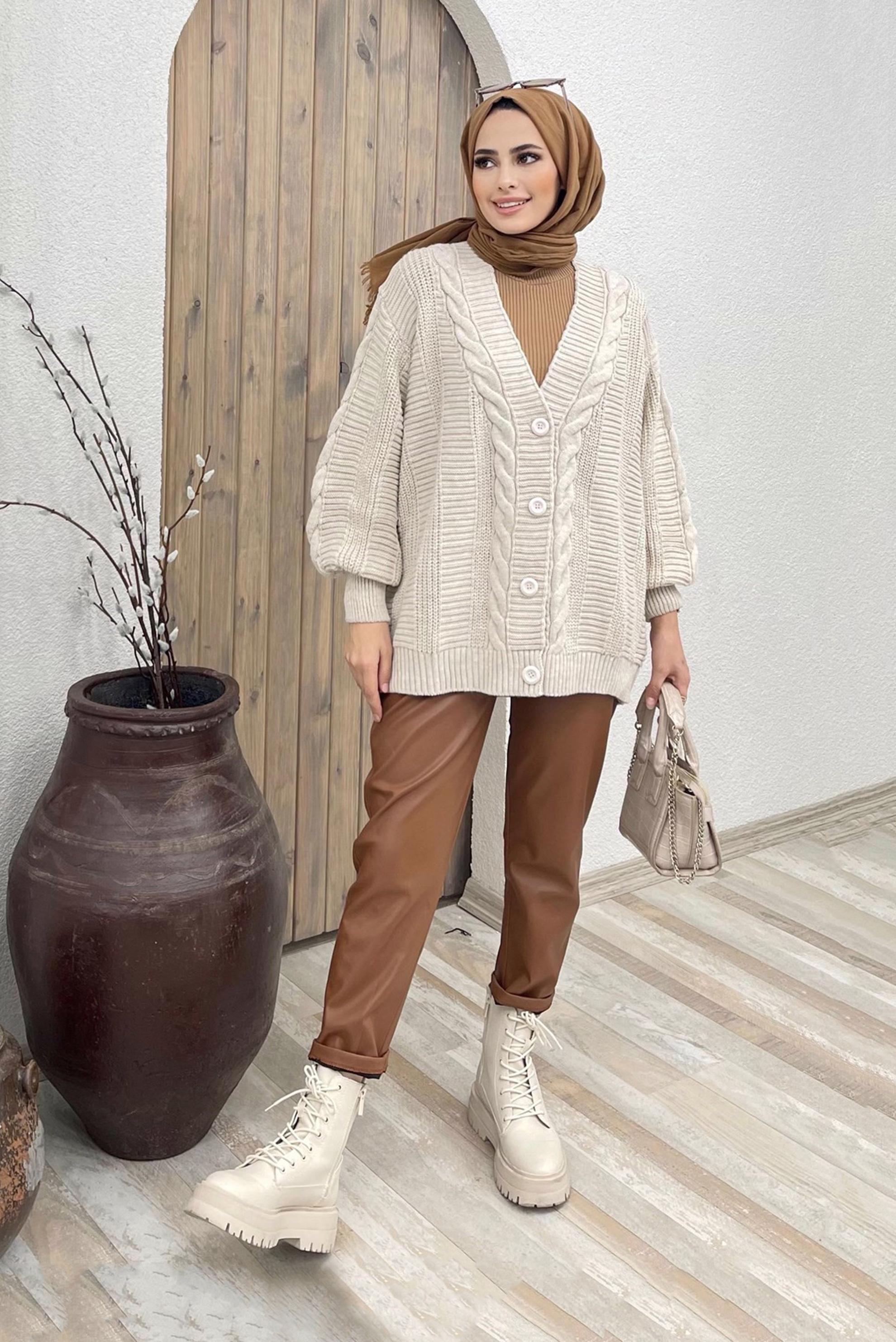 Tesettür giyim BEJ SAÇ ÖRGÜSÜ DETAYLI DÜĞMELİ HIRKA 42485 