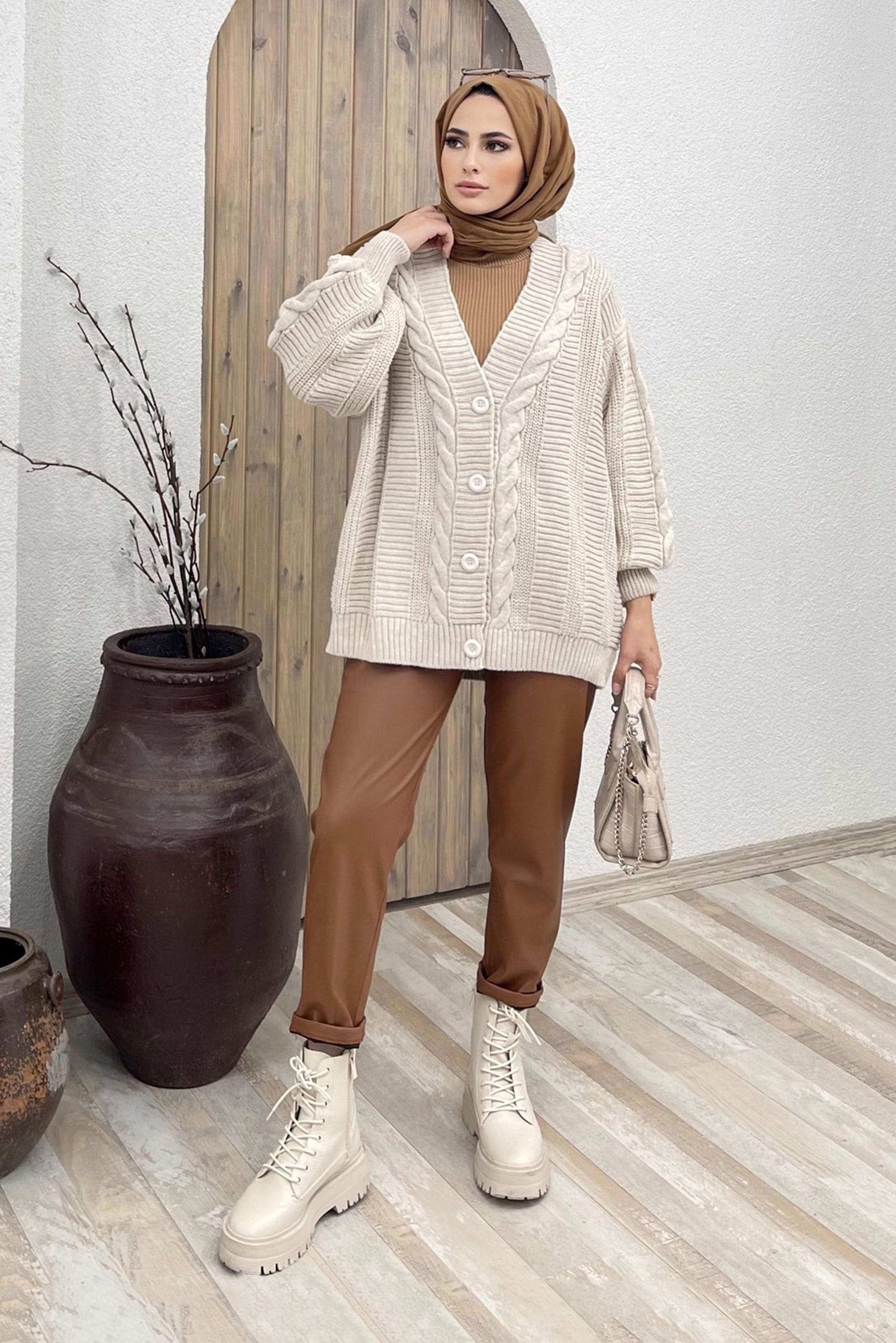 Tesettür giyim BEJ SAÇ ÖRGÜSÜ DETAYLI DÜĞMELİ HIRKA 42485 