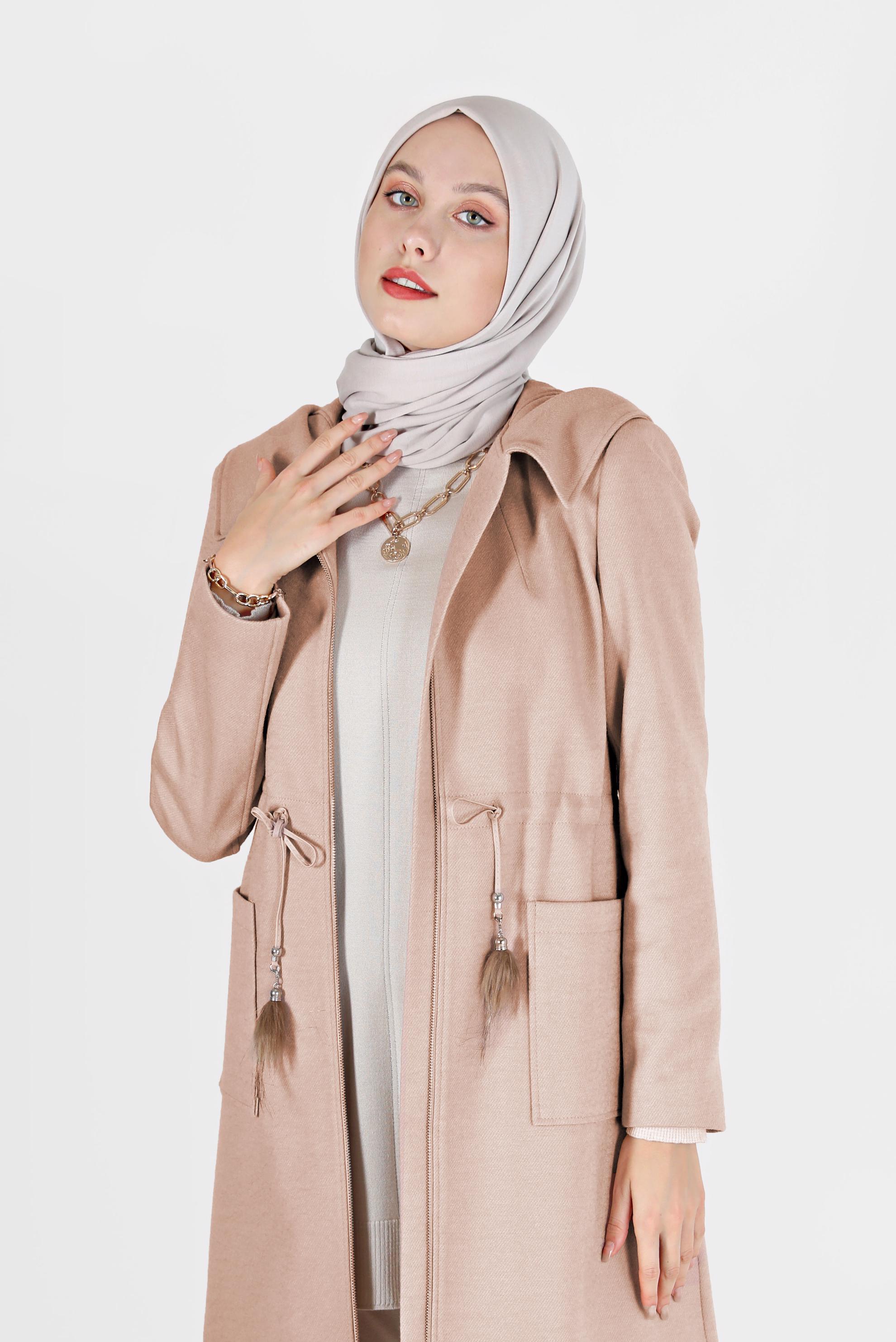Tesettür giyim BEJ BELDEN BAĞLAMALI KAPÜŞONLU KABAN 90202 
