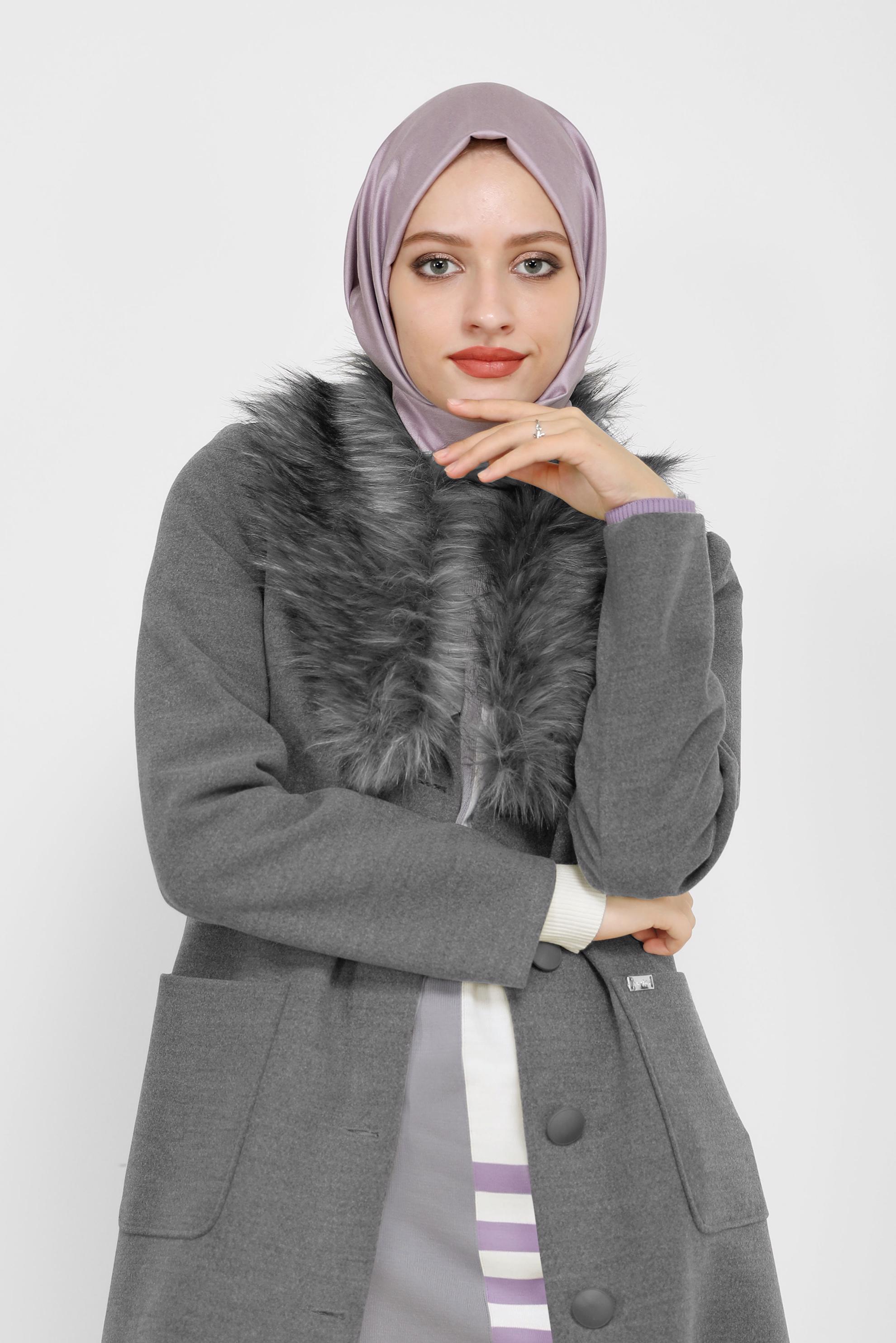Tesettür giyim GRİ KÜRK DETAYLI KUŞAKLI KABAN 90205 