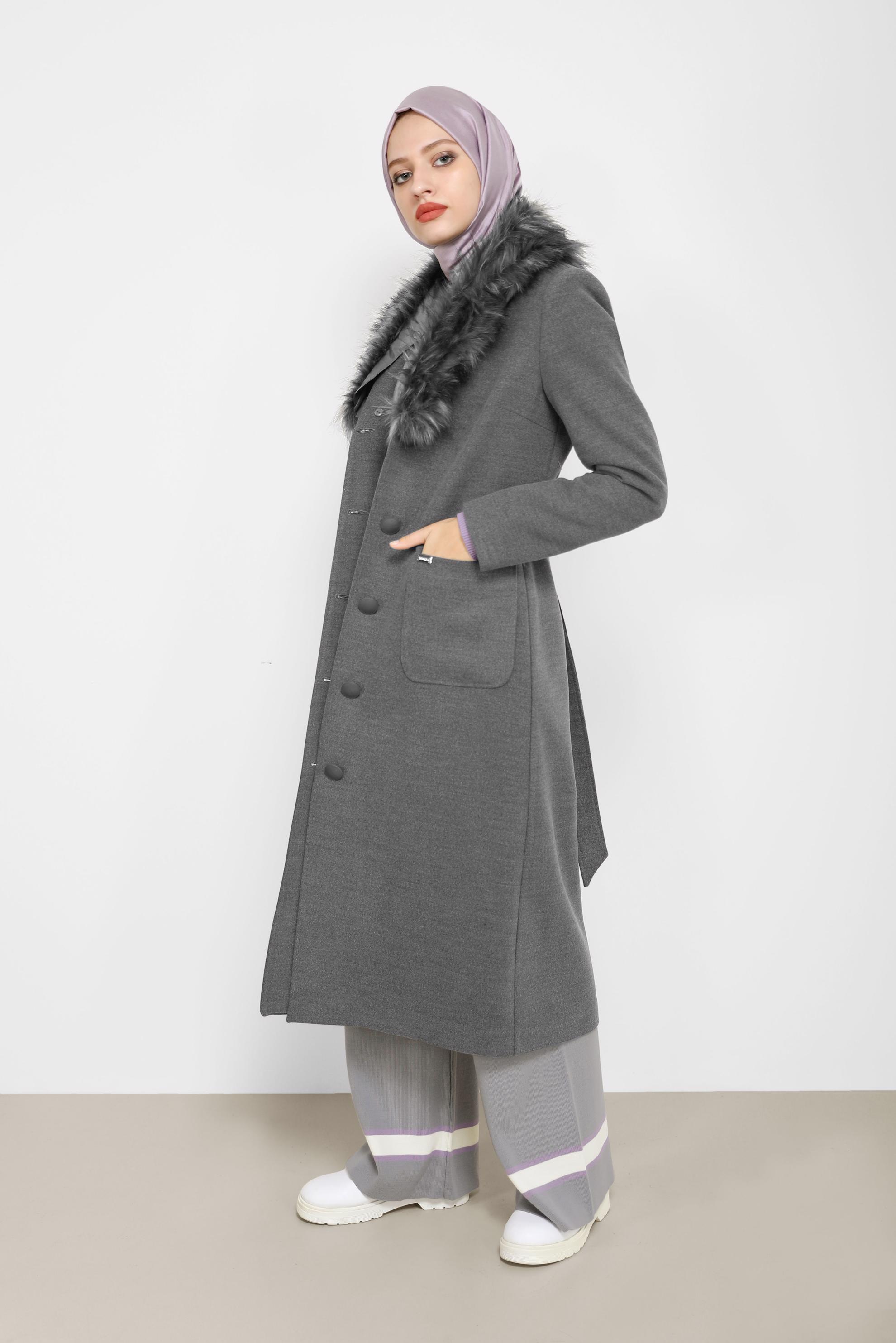 Tesettür giyim GRİ KÜRK DETAYLI KUŞAKLI KABAN 90205 
