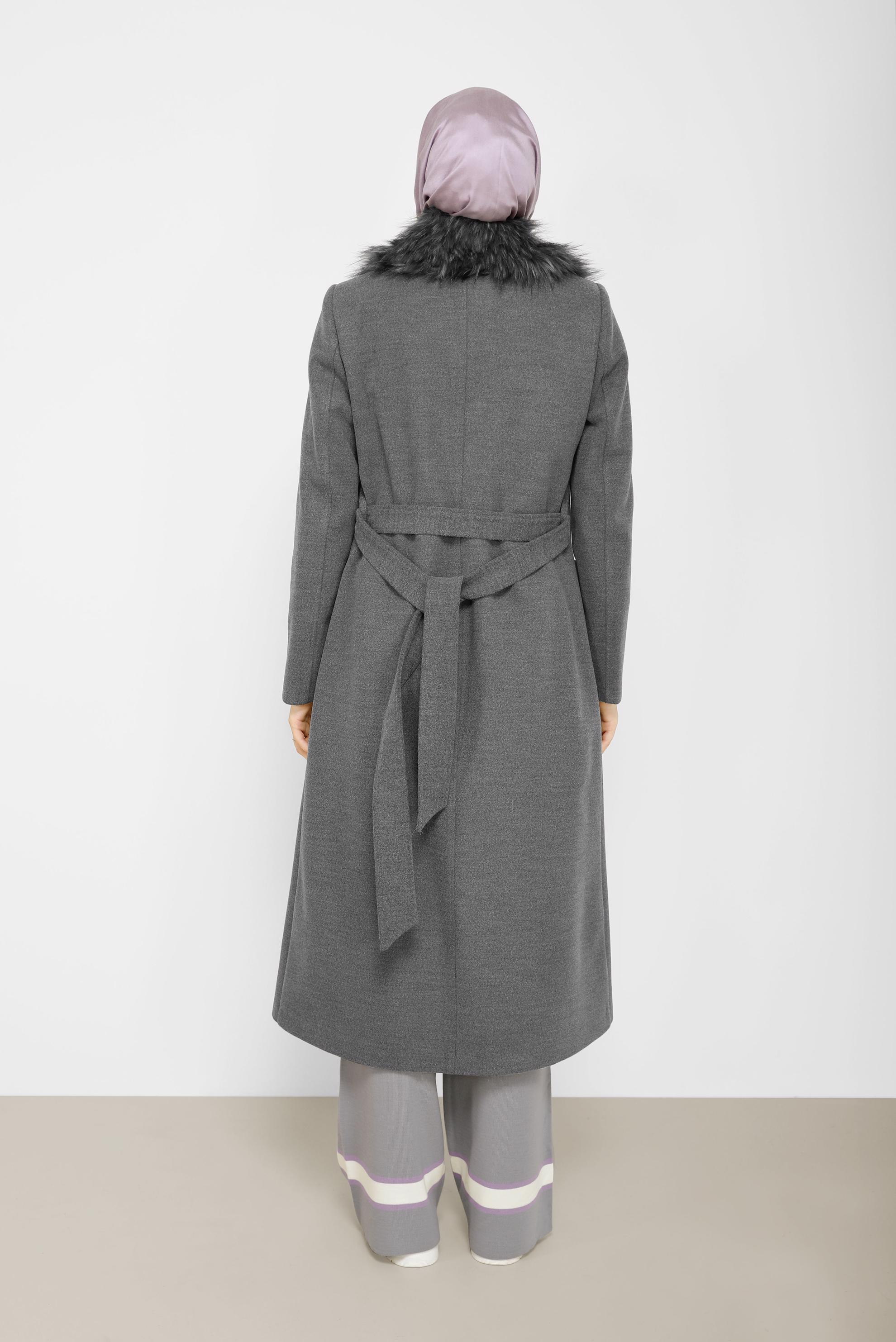 Tesettür giyim GRİ KÜRK DETAYLI KUŞAKLI KABAN 90205 