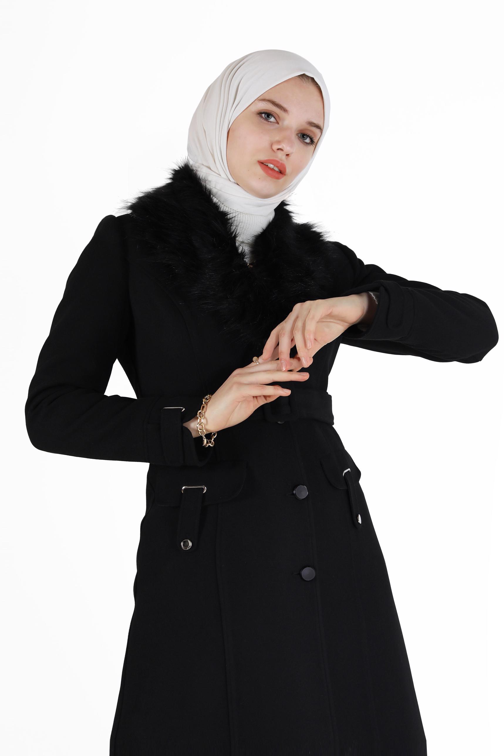 Tesettür giyim SİYAH MANŞETLERİ KEMER DETAYLI KÜRKLÜ KABAN 90220 