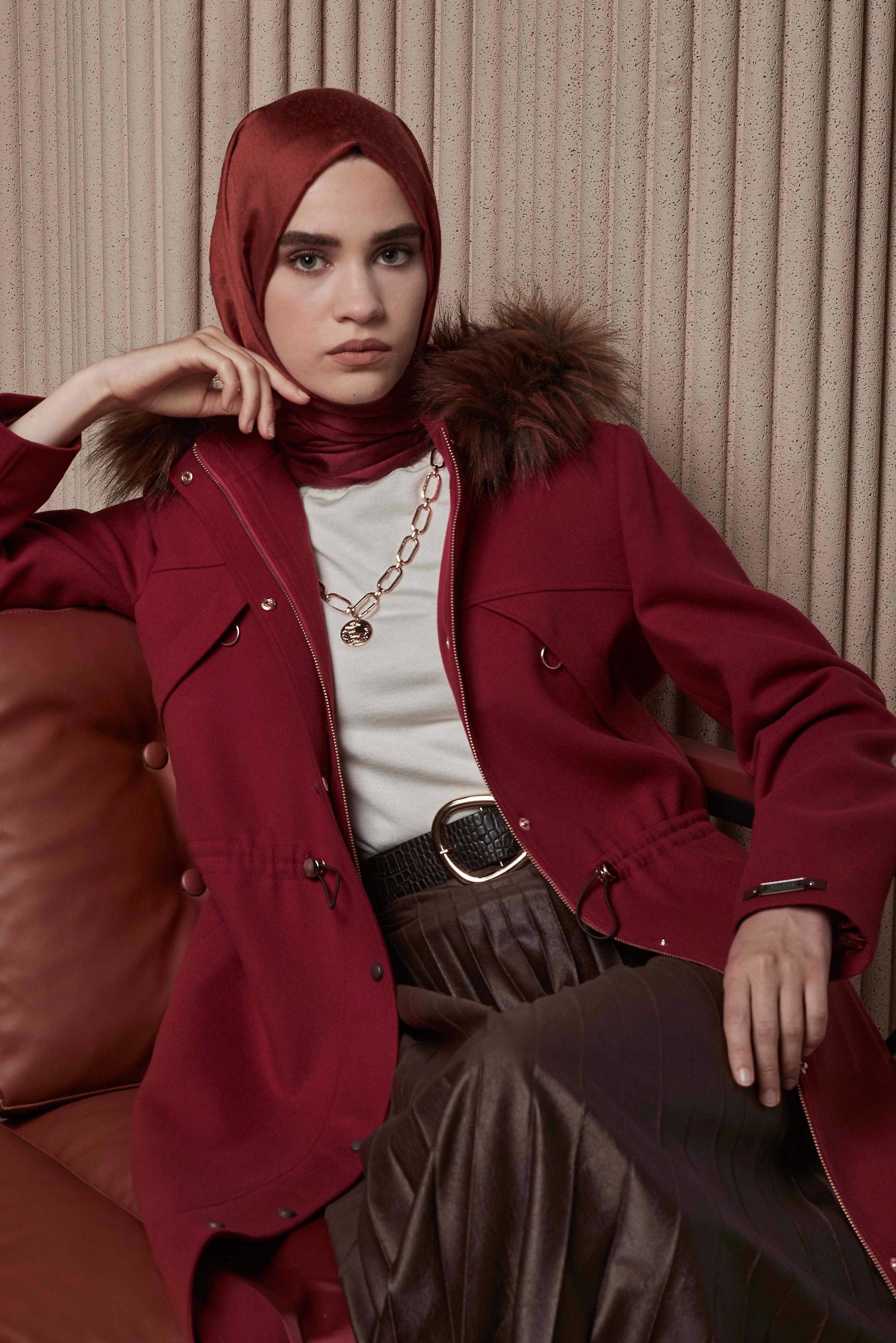 Tesettür giyim KIRMIZI BELİ BÜZGÜLÜ KAPÜŞONLU KABAN 90221 