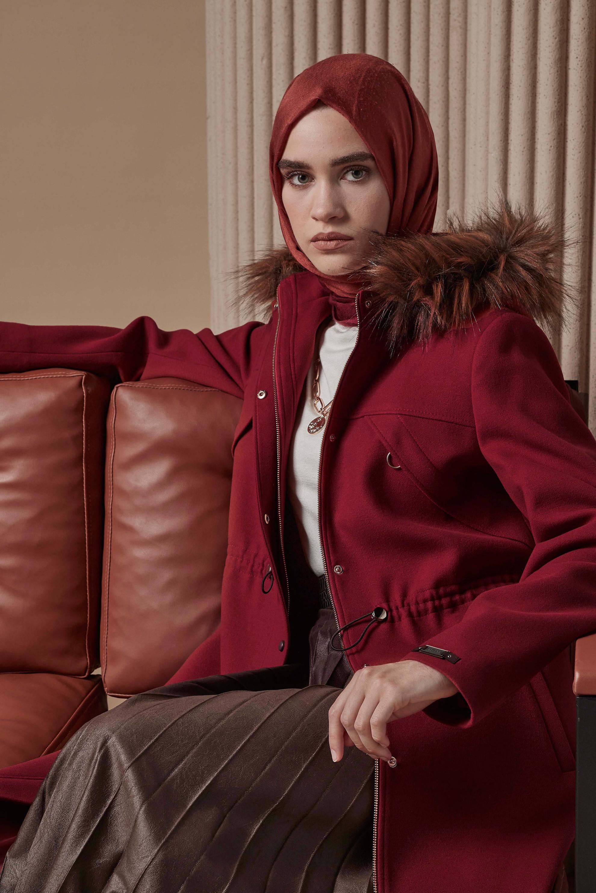 Tesettür giyim KIRMIZI BELİ BÜZGÜLÜ KAPÜŞONLU KABAN 90221 